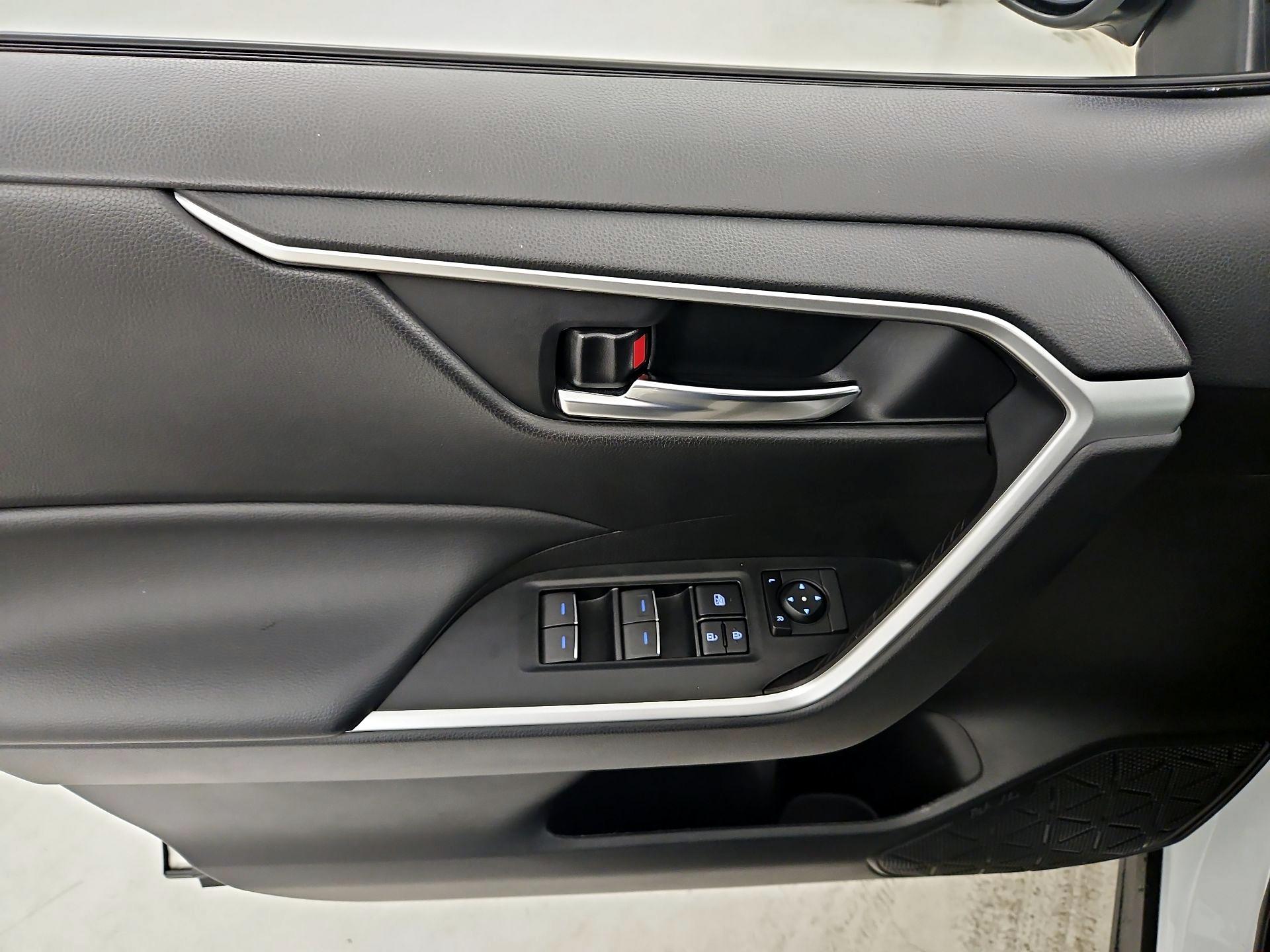 Thumbnail: 2022 Toyota RAV4 - 12