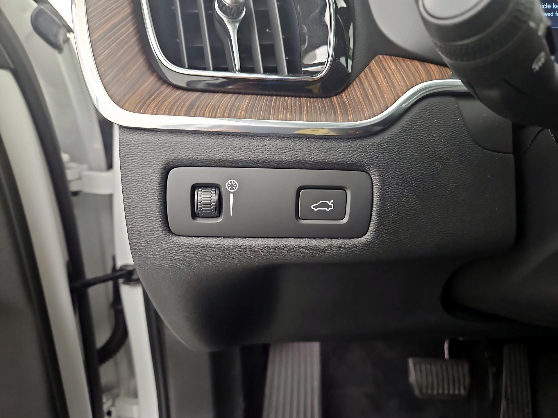 Thumbnail: 2021 Volvo XC60 - 13