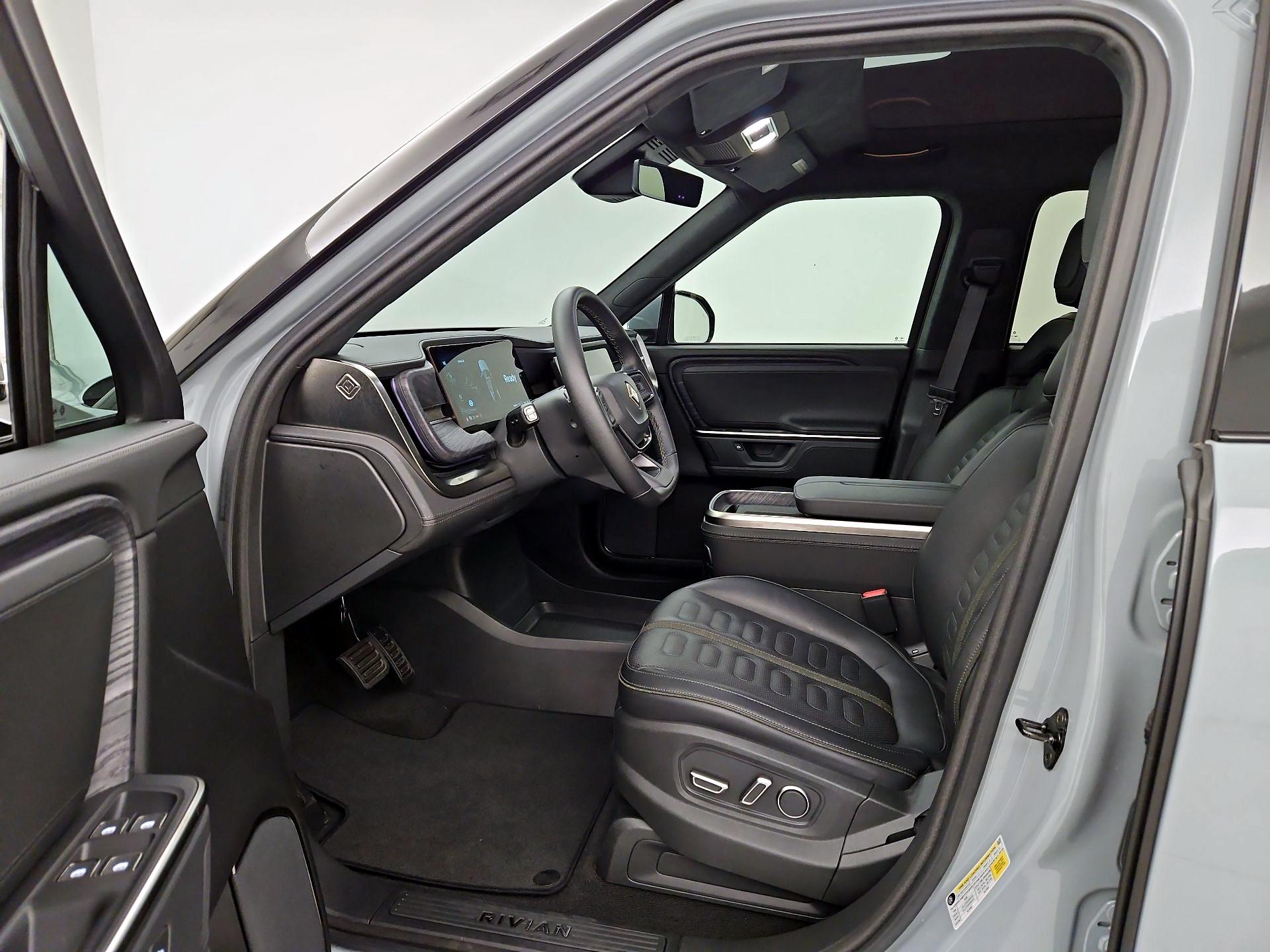 Thumbnail: 2025 Rivian R1S - 11