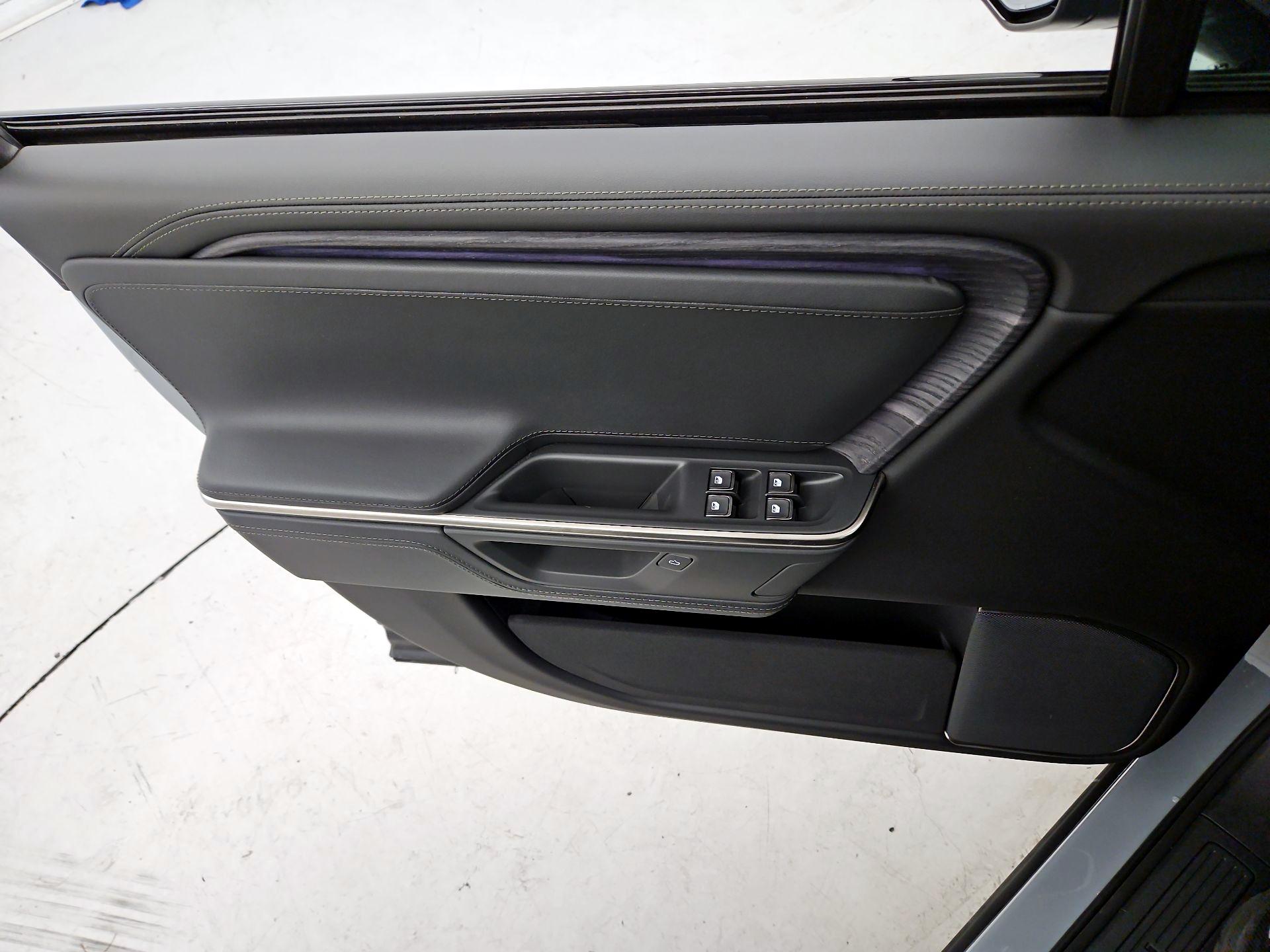 Thumbnail: 2025 Rivian R1S - 12