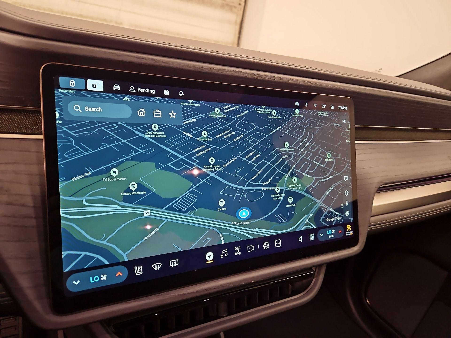 Thumbnail: 2025 Rivian R1S - 13