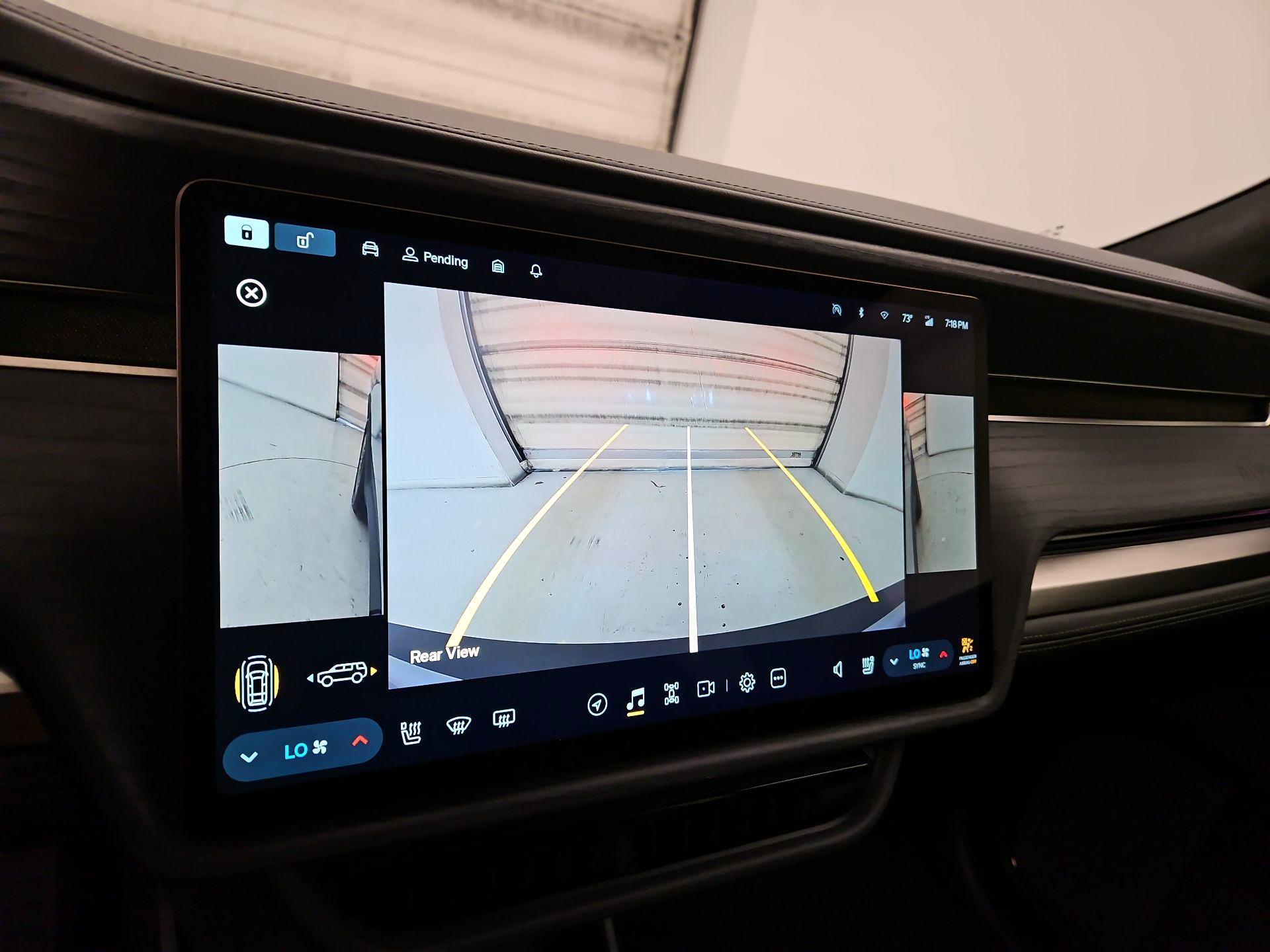 Thumbnail: 2025 Rivian R1S - 14