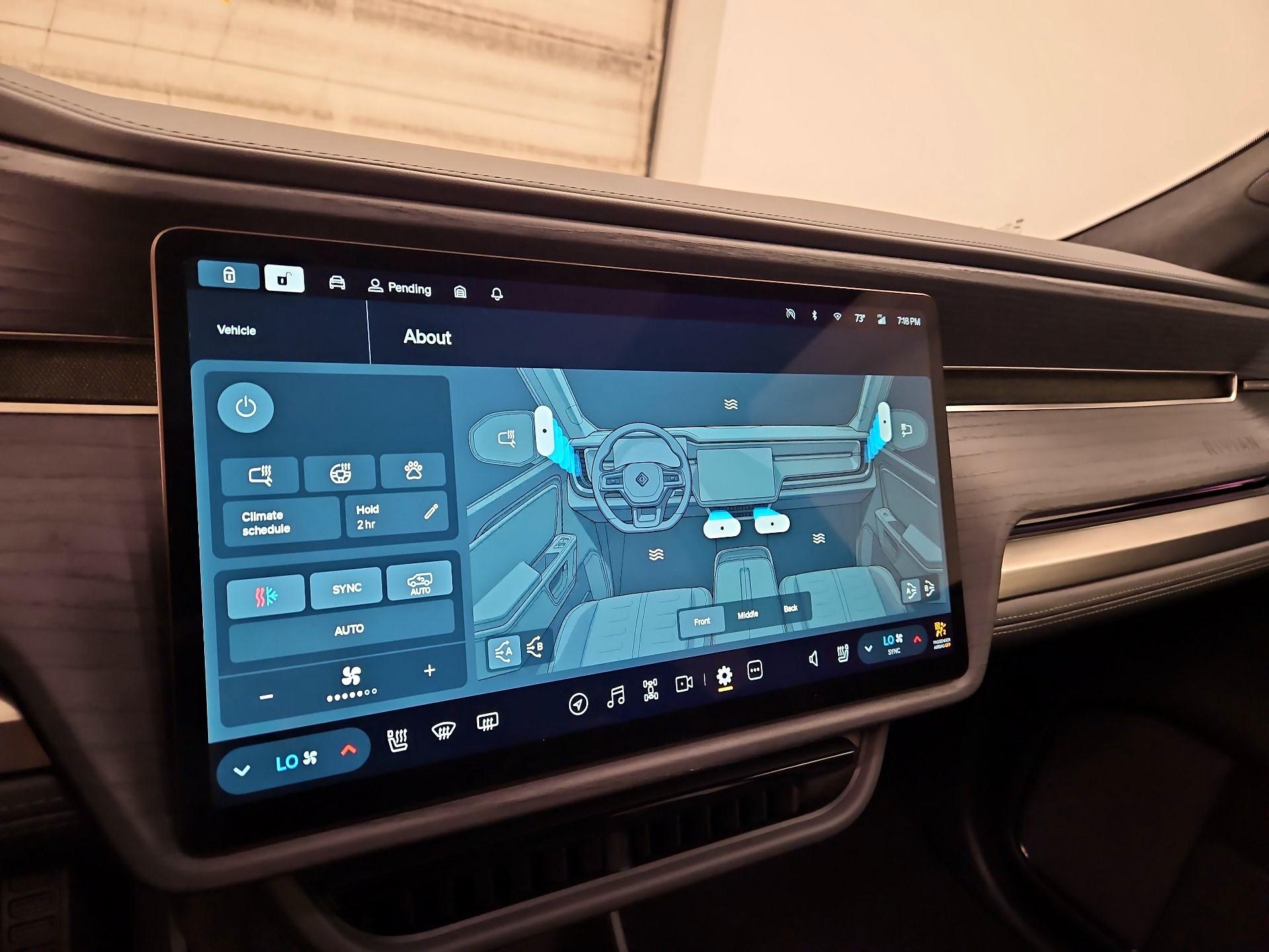 Thumbnail: 2025 Rivian R1S - 16