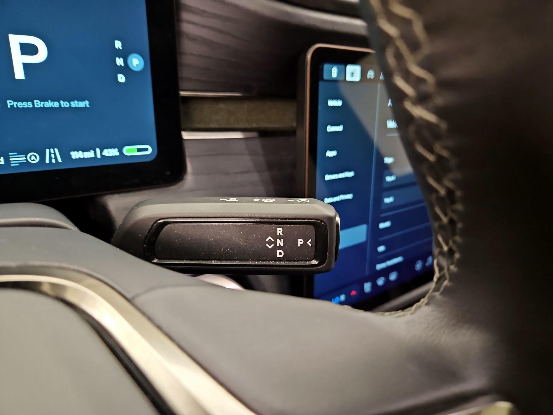 Thumbnail: 2025 Rivian R1S - 17