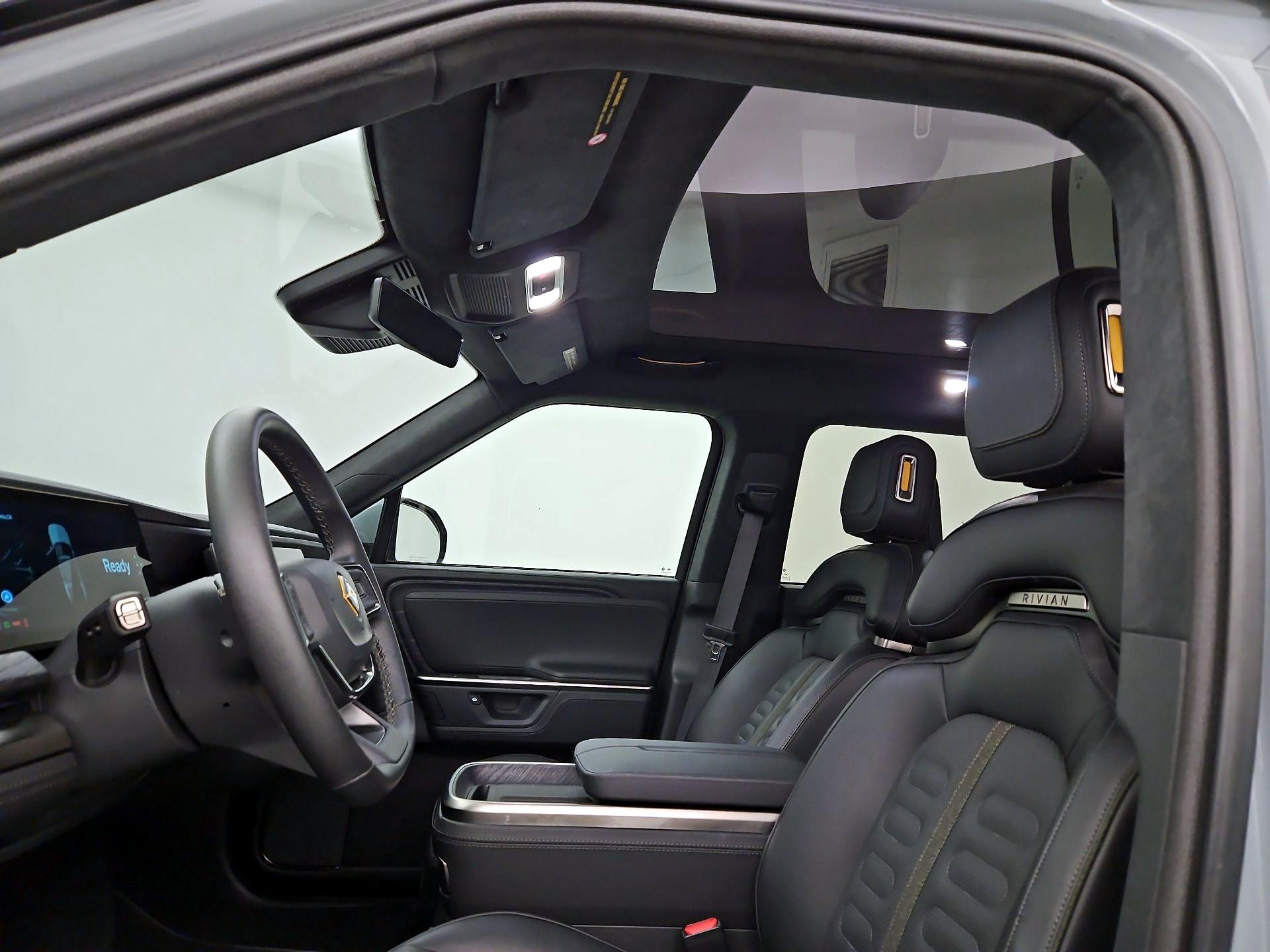 Thumbnail: 2025 Rivian R1S - 18