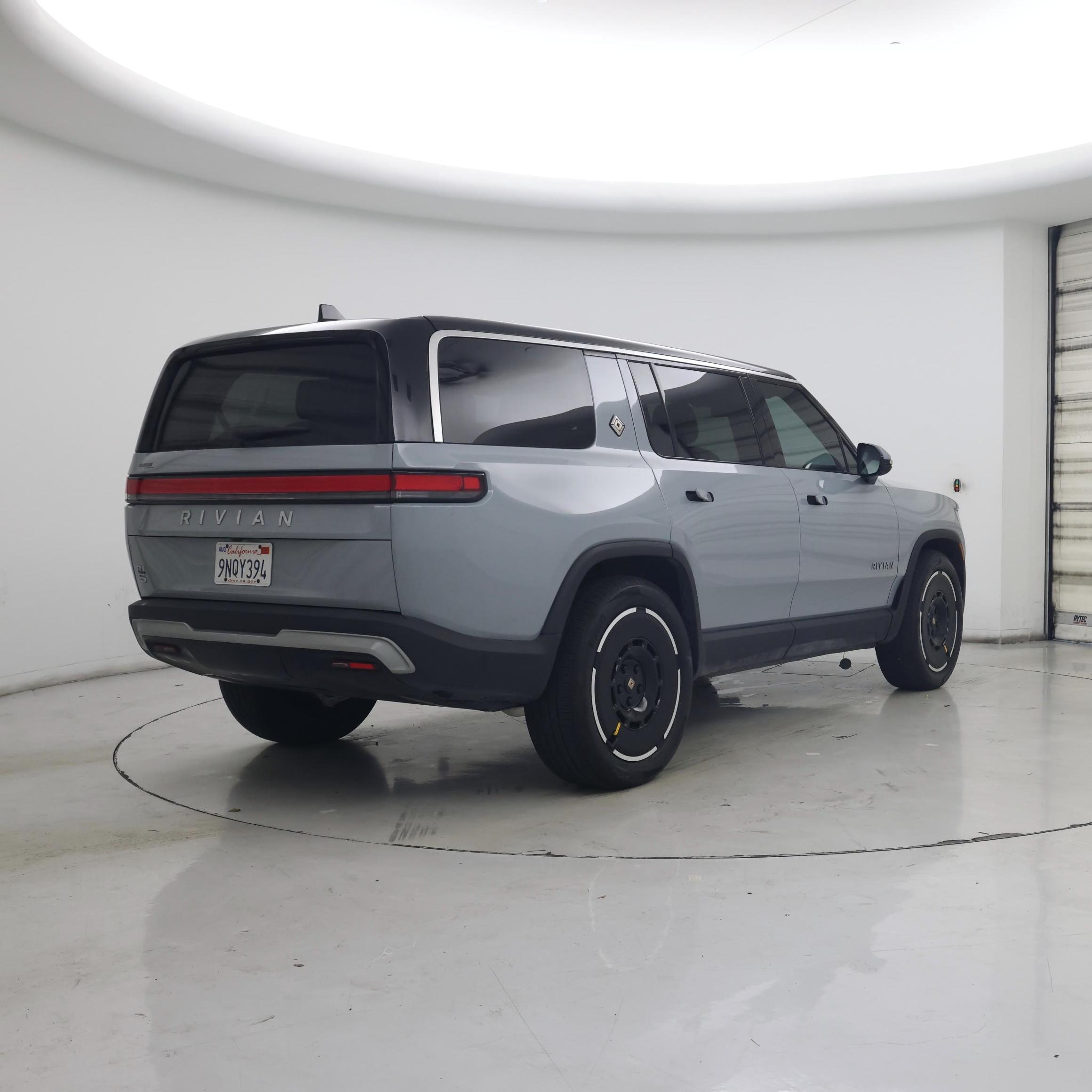 Thumbnail: 2025 Rivian R1S - 8