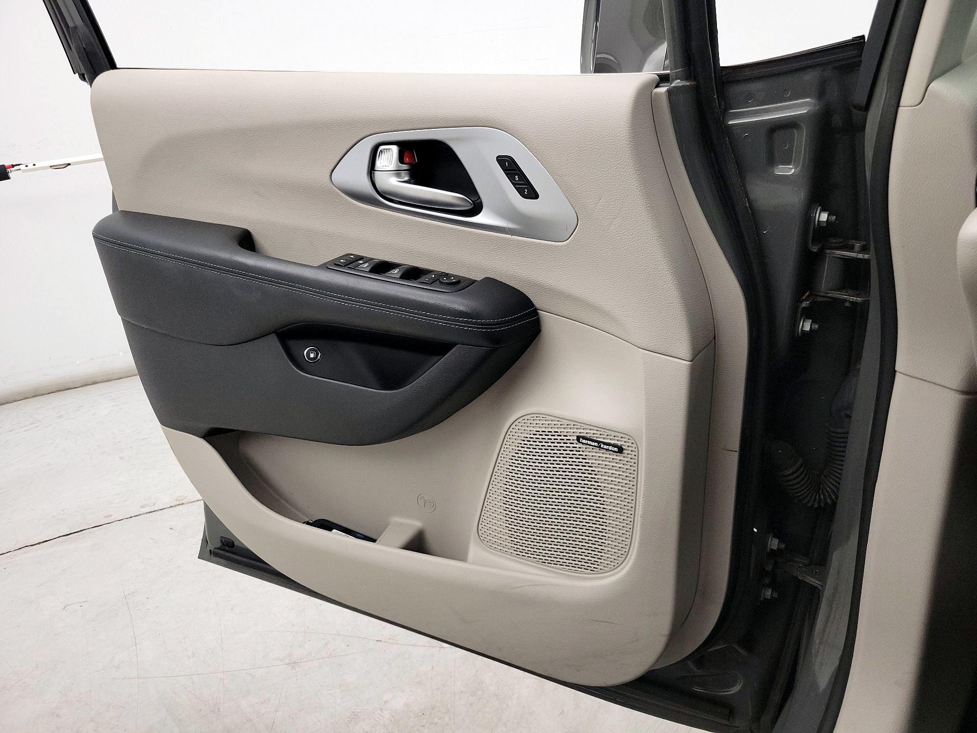 Thumbnail: 2020 Chrysler Pacifica - 12