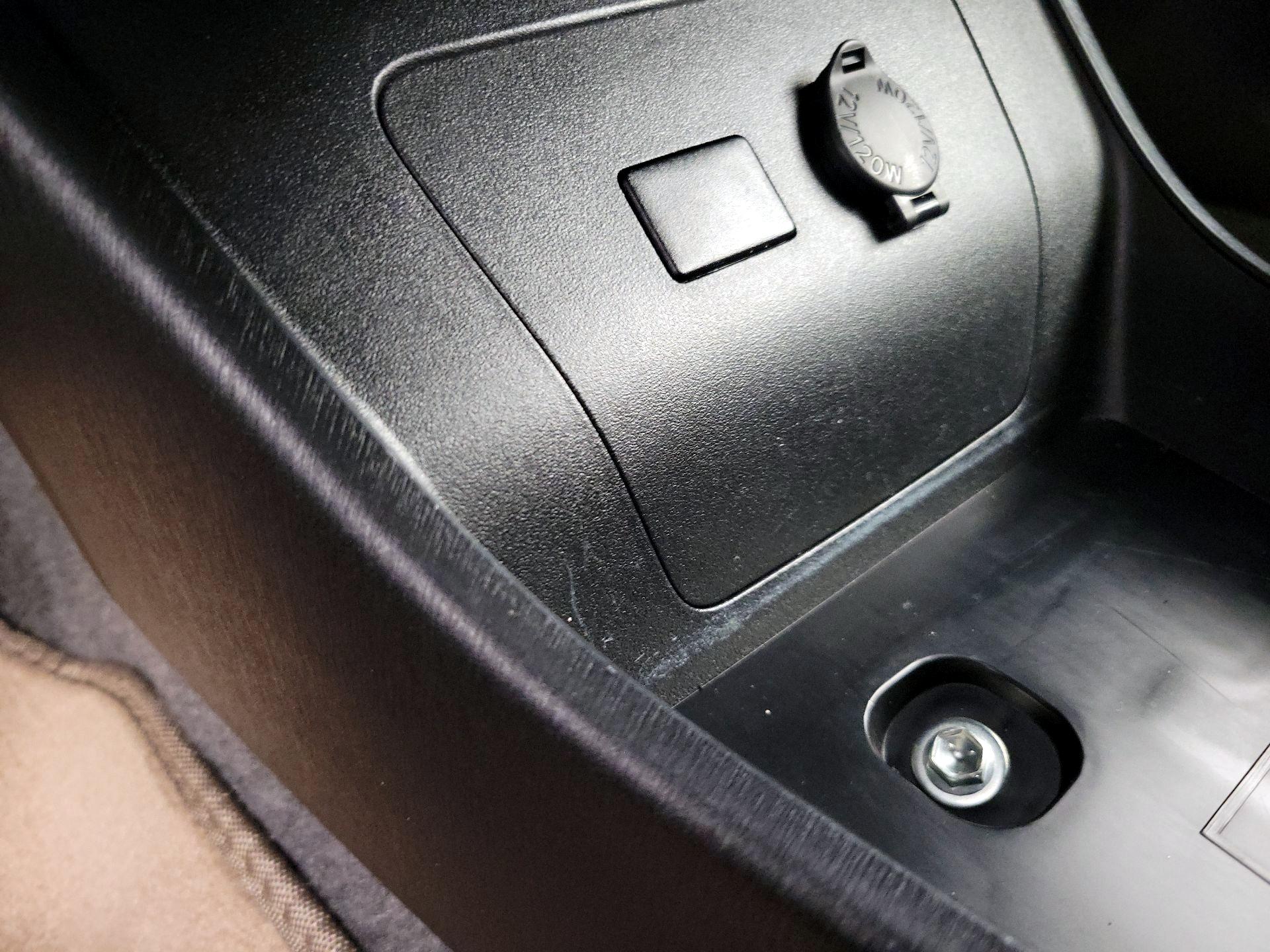 Thumbnail: 2015 Toyota Prius - 18