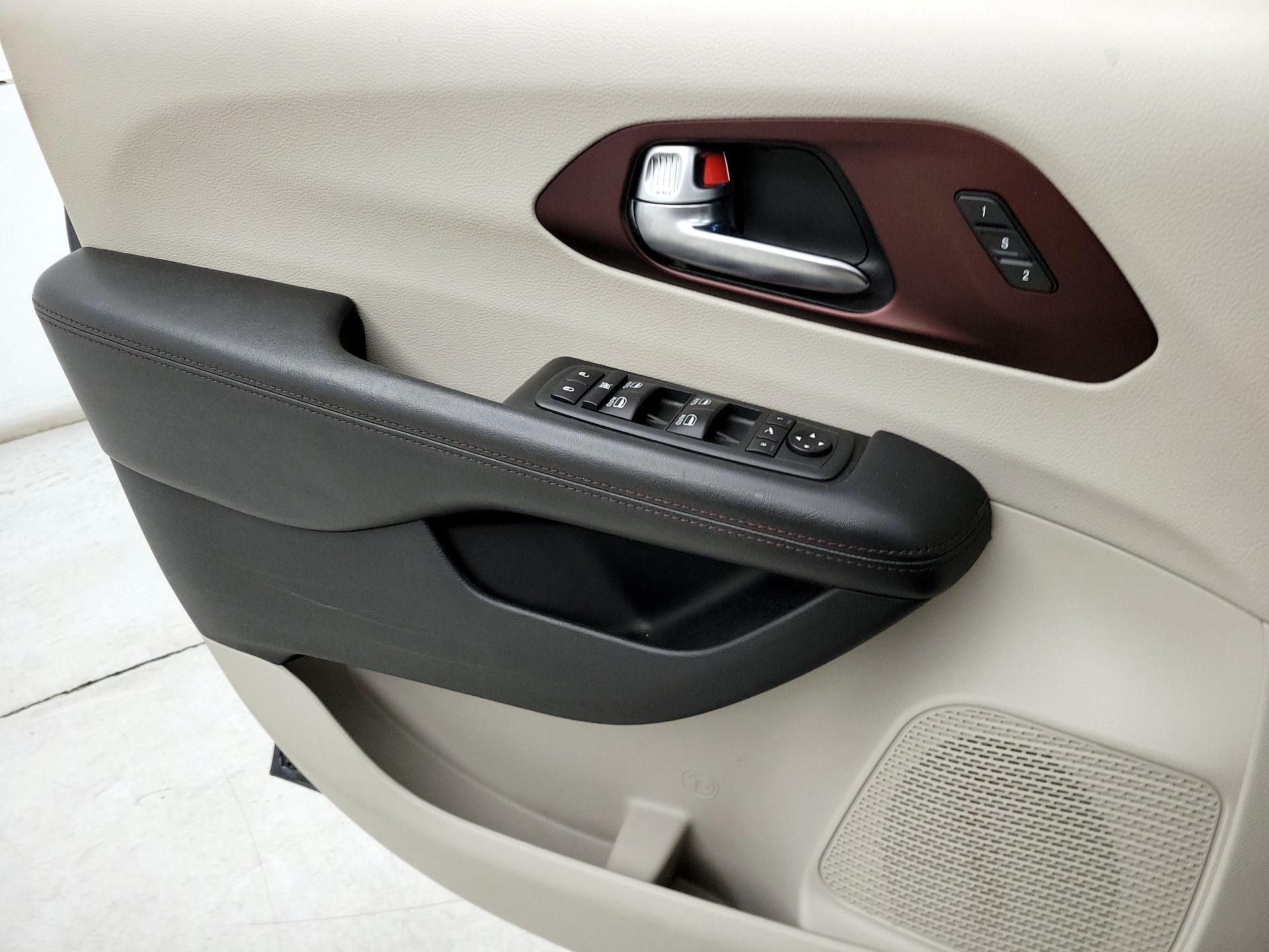 Thumbnail: 2019 Chrysler Pacifica - 12