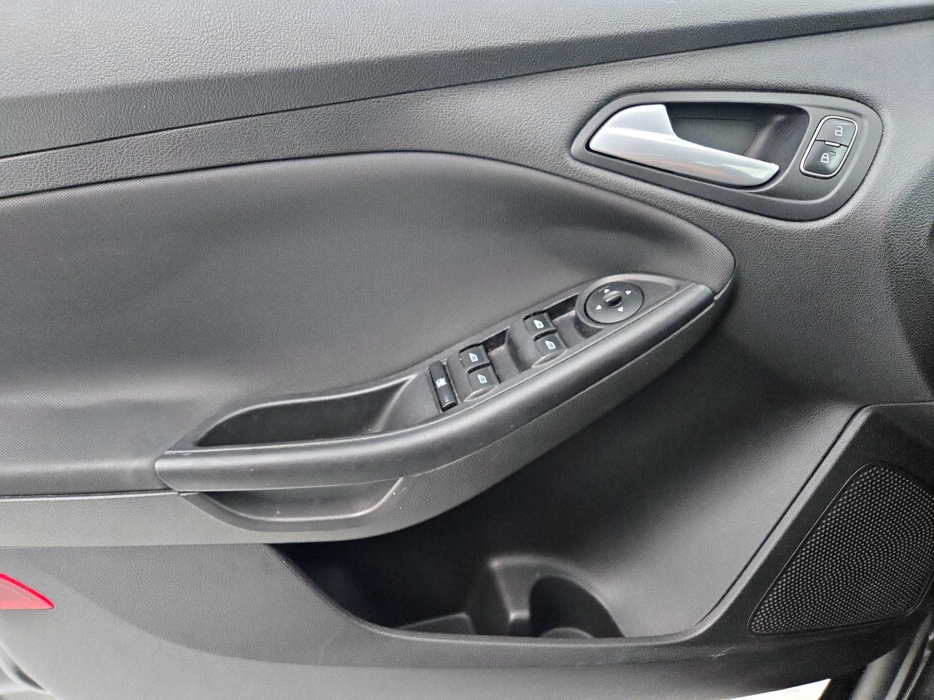 Thumbnail: 2016 Ford Focus - 12