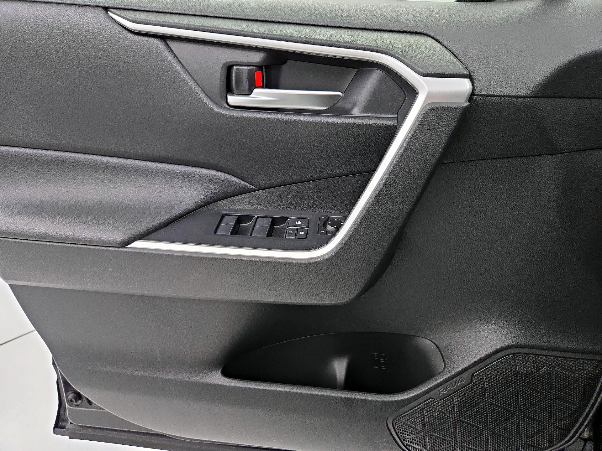 Thumbnail: 2020 Toyota RAV4 - 12