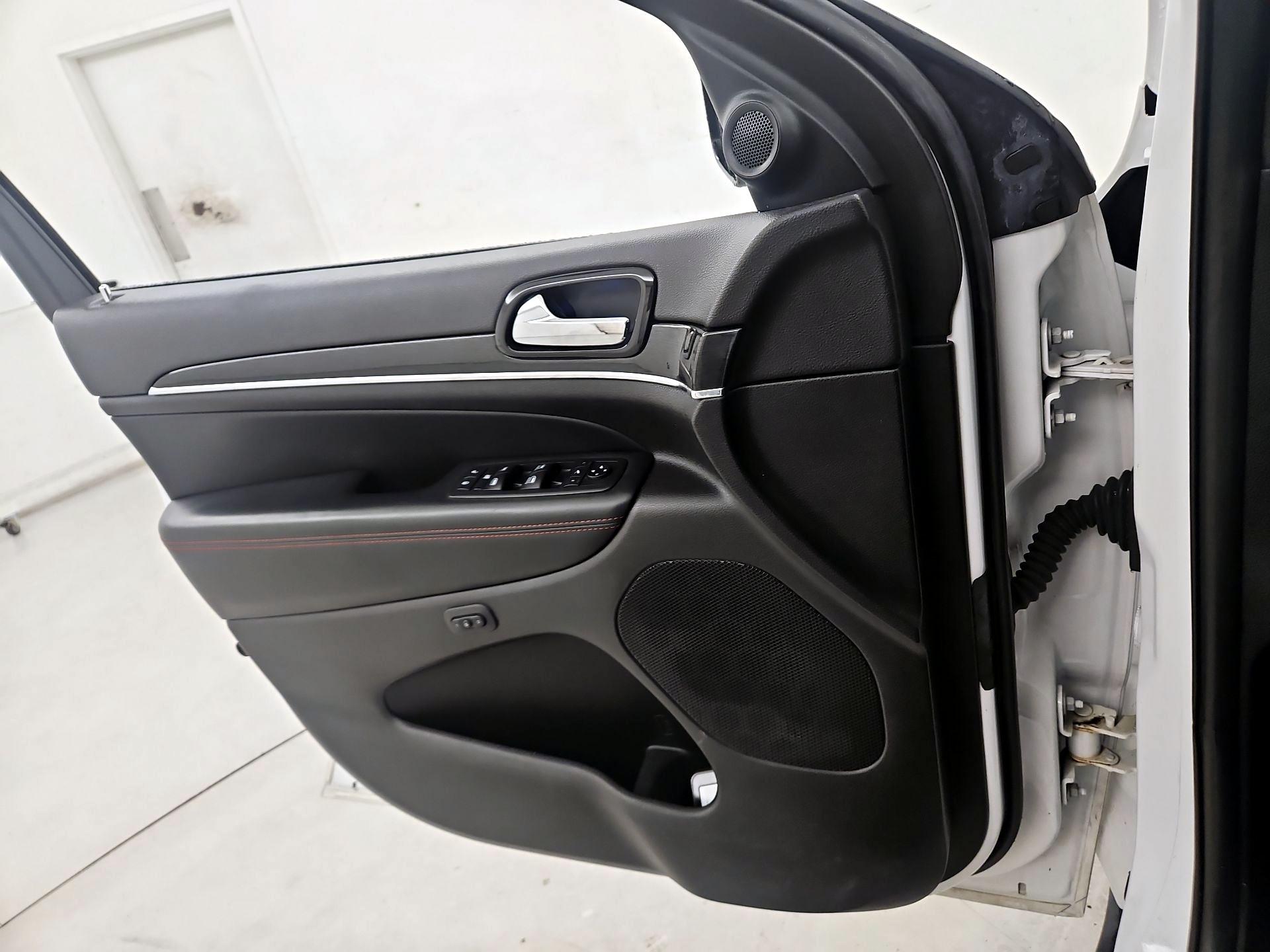 Thumbnail: 2020 Jeep Grand Cherokee - 12