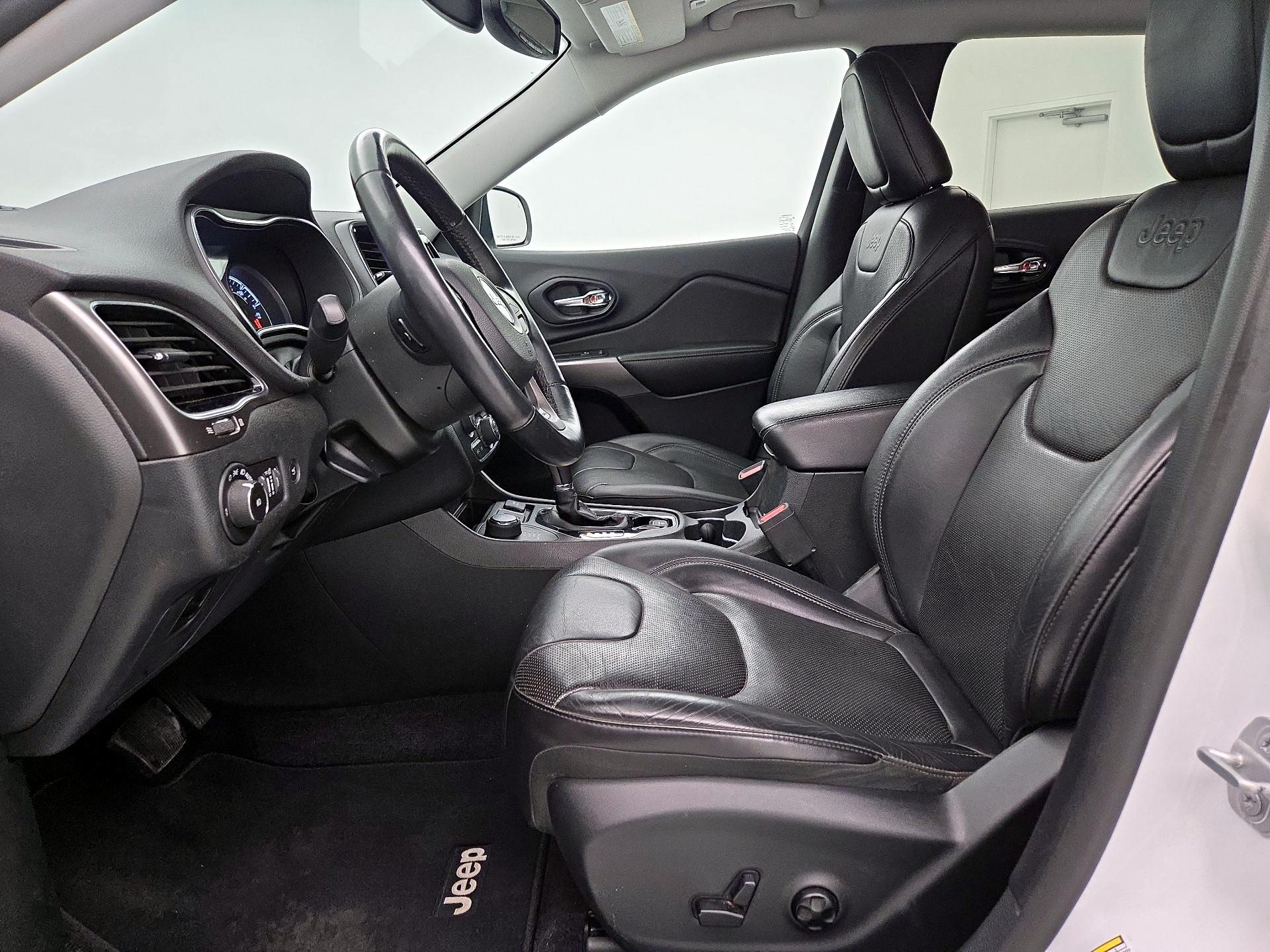 Thumbnail: 2019 Jeep Cherokee - 11