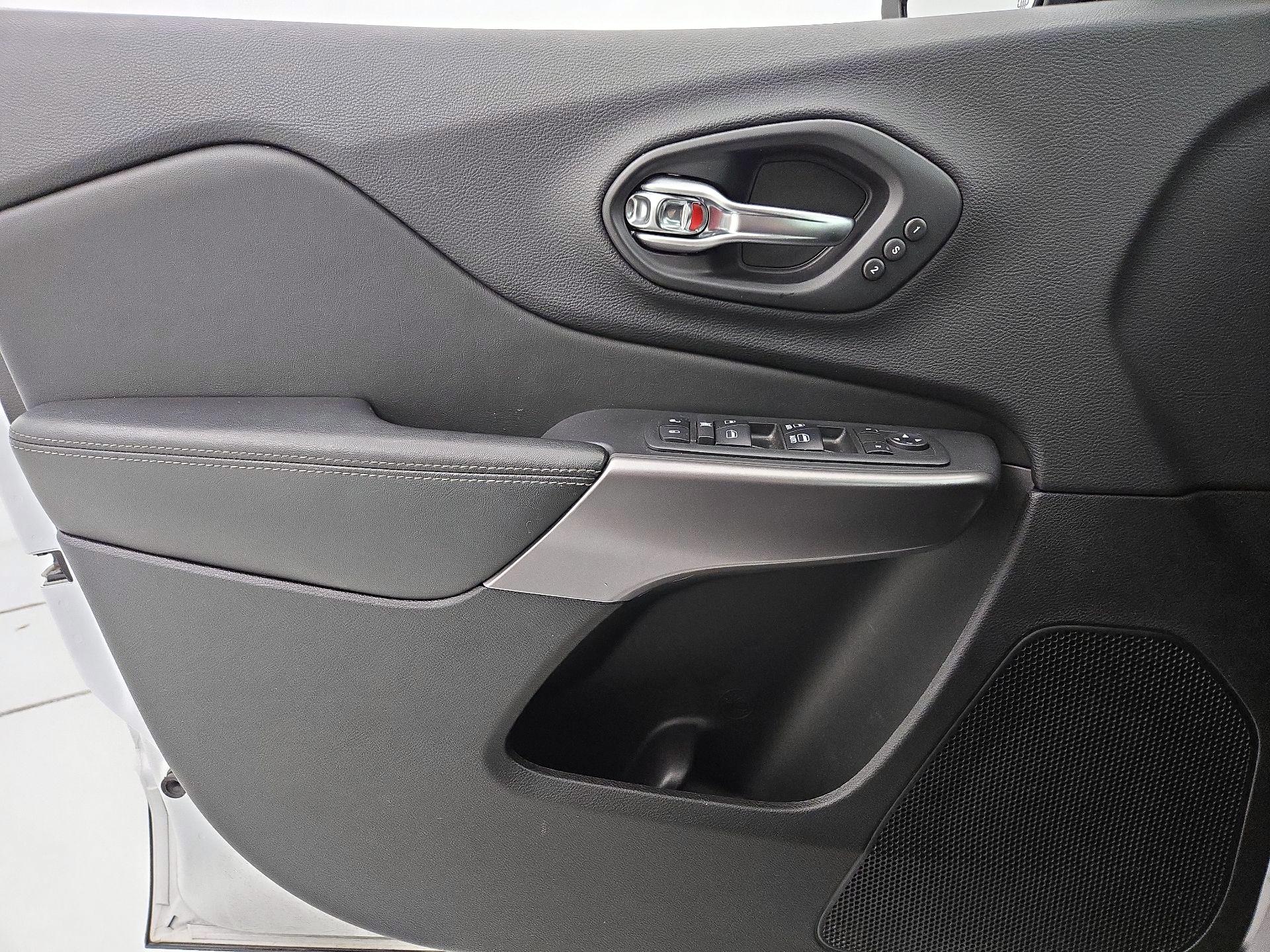 Thumbnail: 2019 Jeep Cherokee - 12