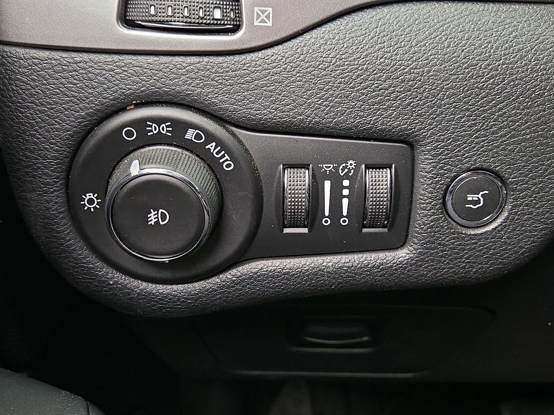 Thumbnail: 2019 Jeep Cherokee - 13