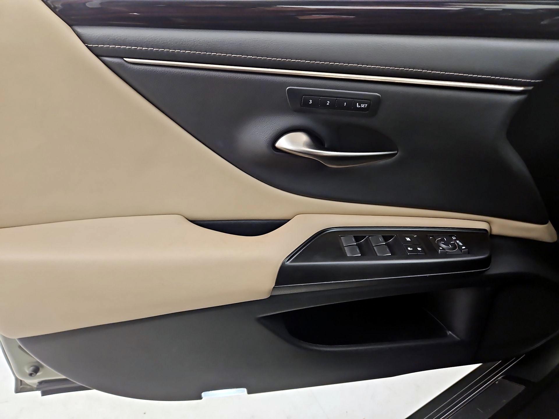 Thumbnail: 2020 Lexus ES - 12