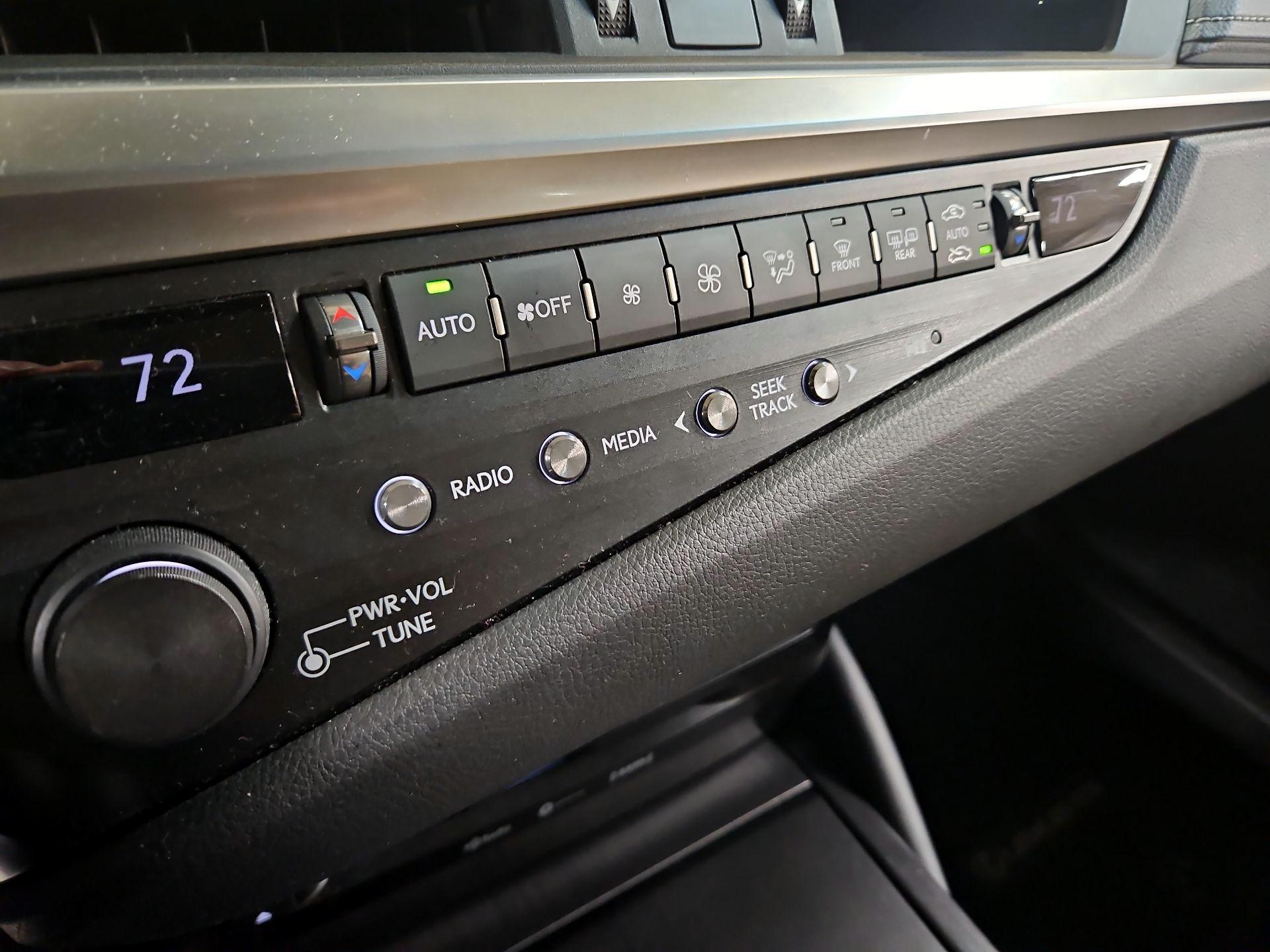 Thumbnail: 2020 Lexus ES - 15