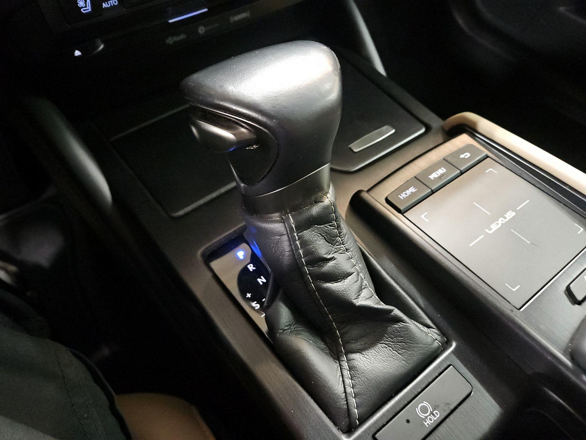 Thumbnail: 2020 Lexus ES - 16