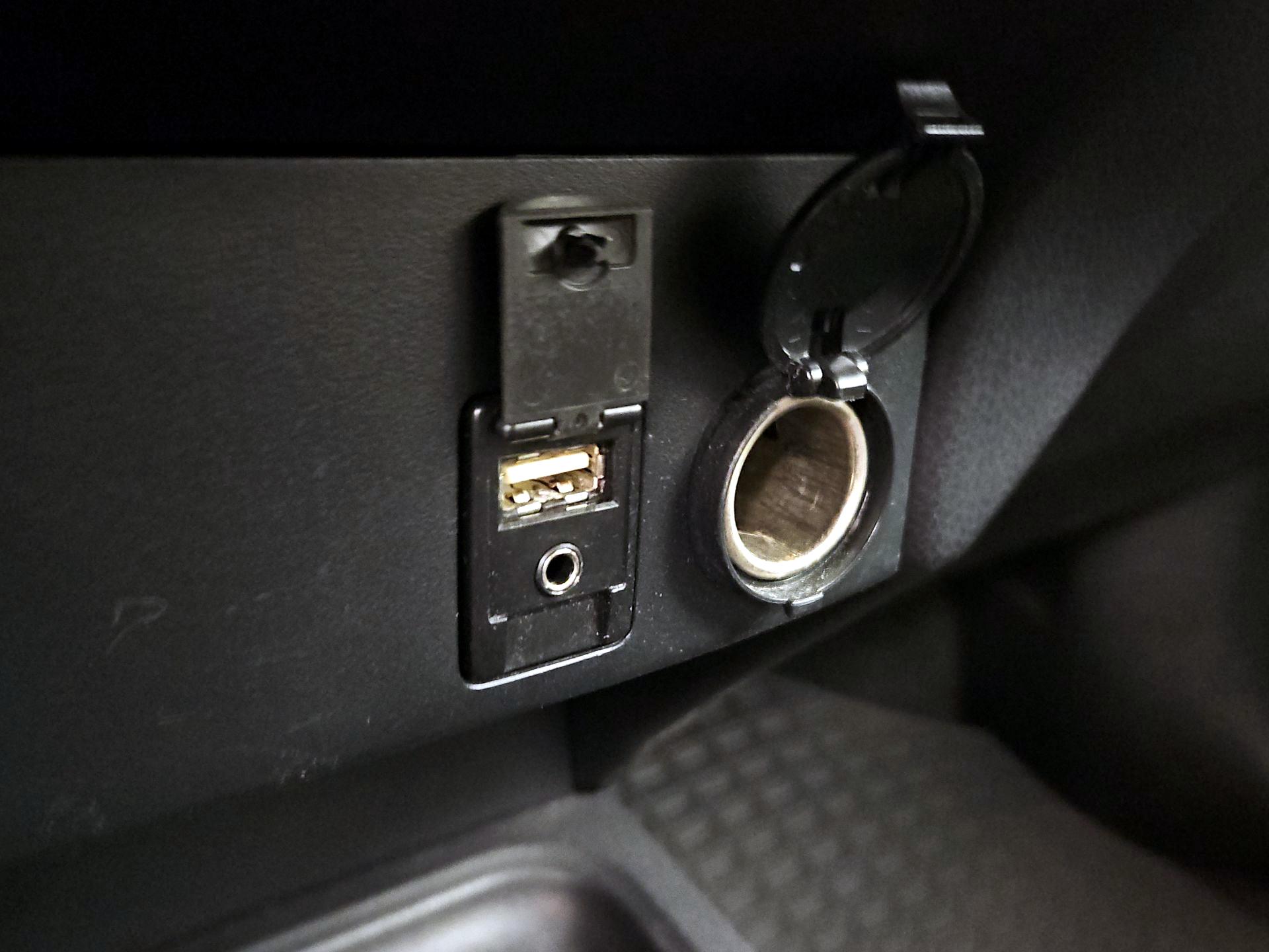 Thumbnail: 2017 Toyota RAV4 - 18