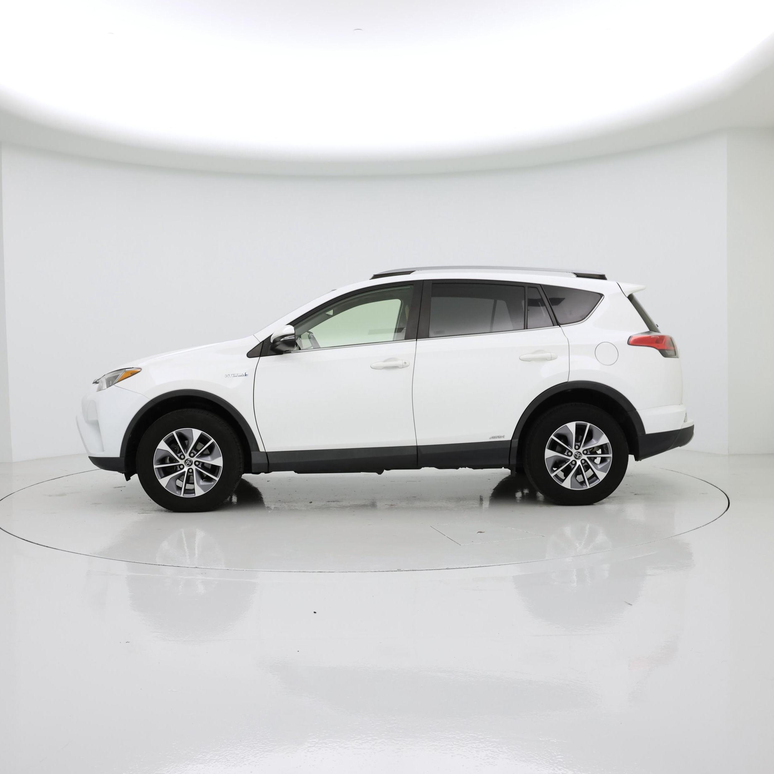 Thumbnail: 2018 Toyota RAV4 - 3