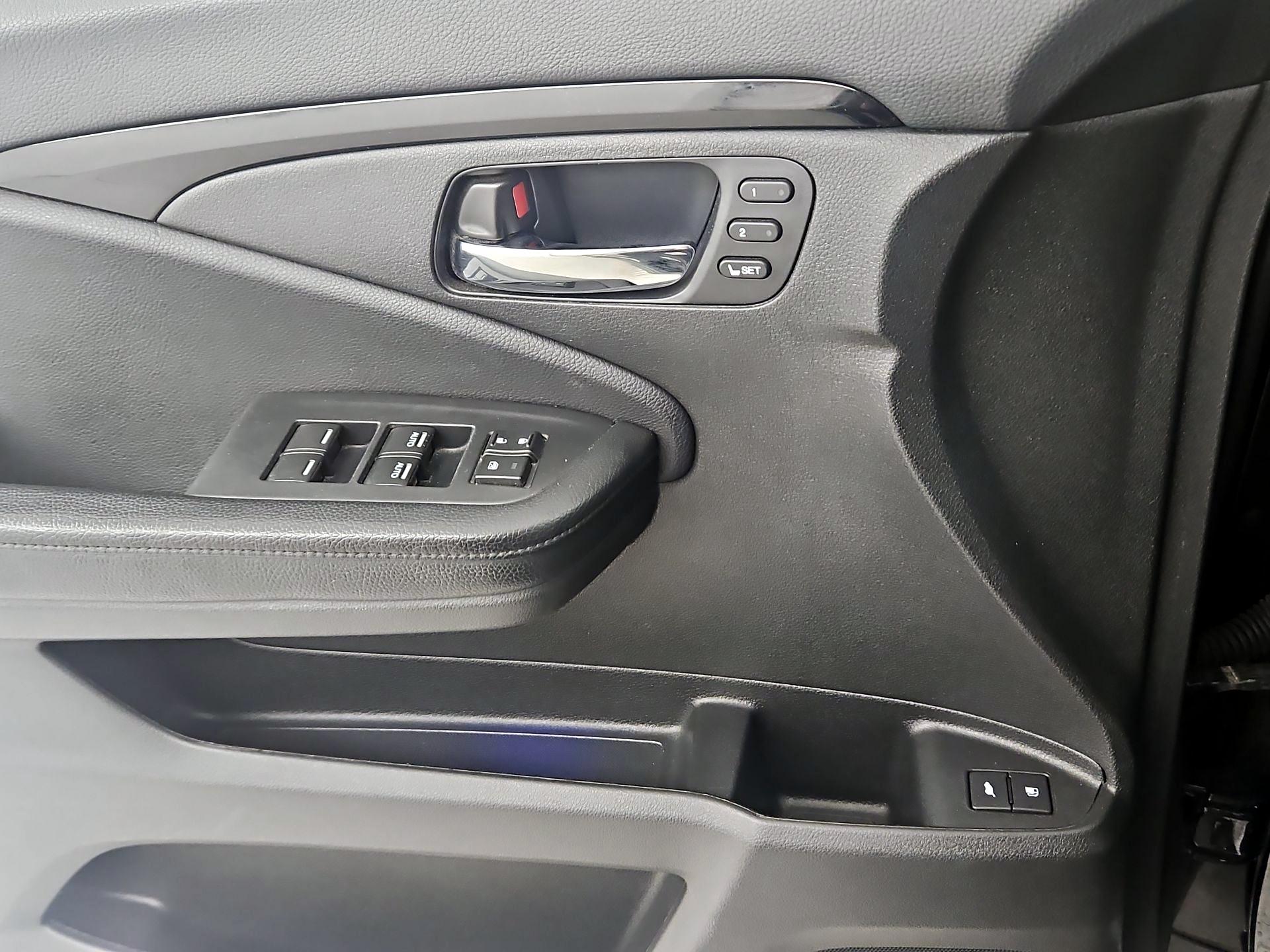 Thumbnail: 2019 Honda Pilot - 12