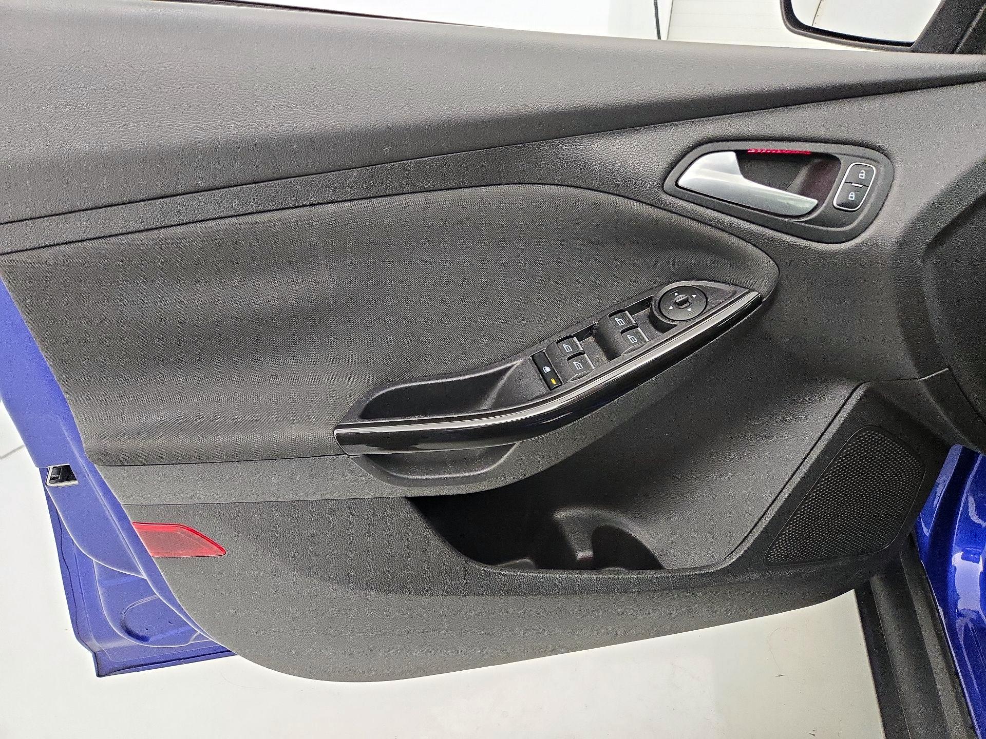 Thumbnail: 2015 Ford Focus - 12