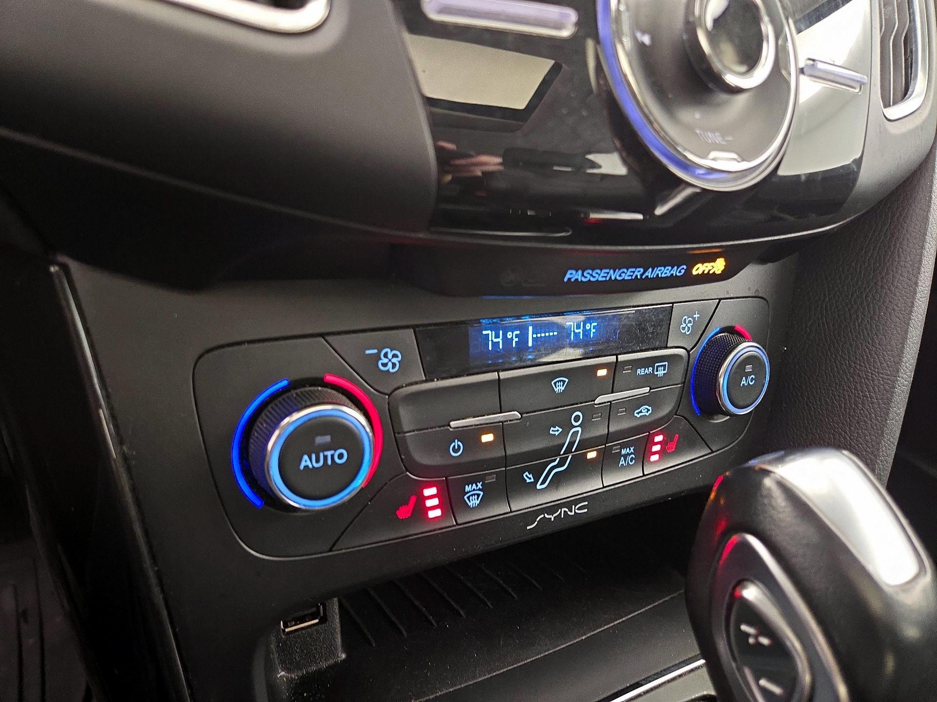 Thumbnail: 2015 Ford Focus - 16