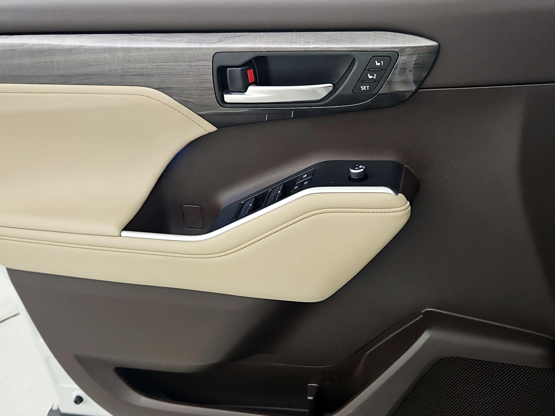 Thumbnail: 2022 Toyota Highlander - 12