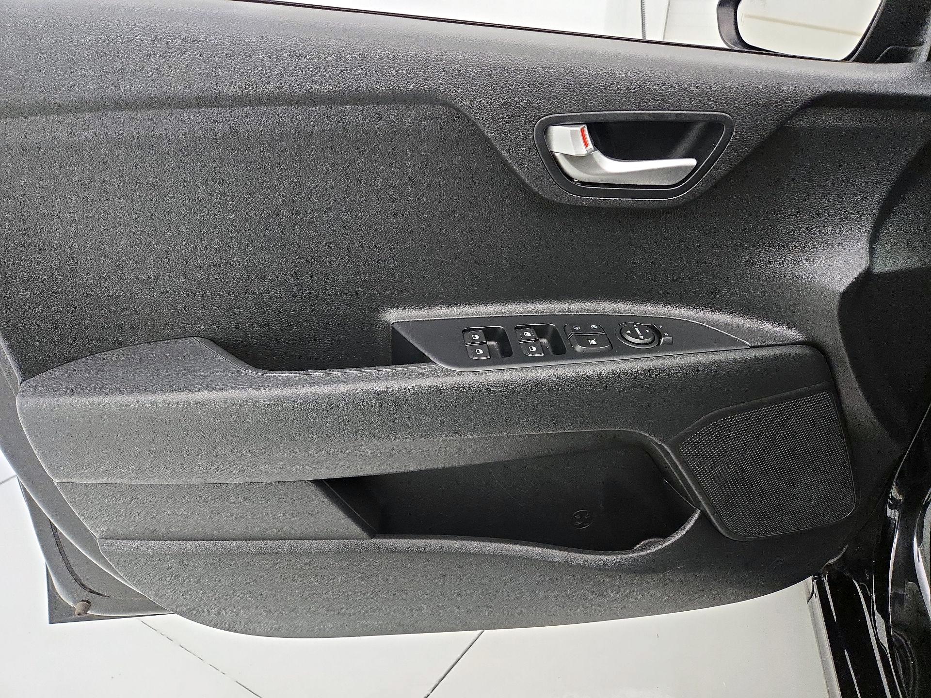 Thumbnail: 2022 Kia Rio - 12