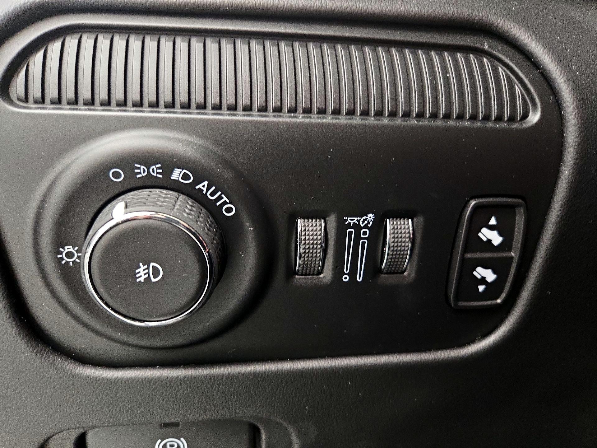 Thumbnail: 2022 Jeep Grand Wagoneer - 13