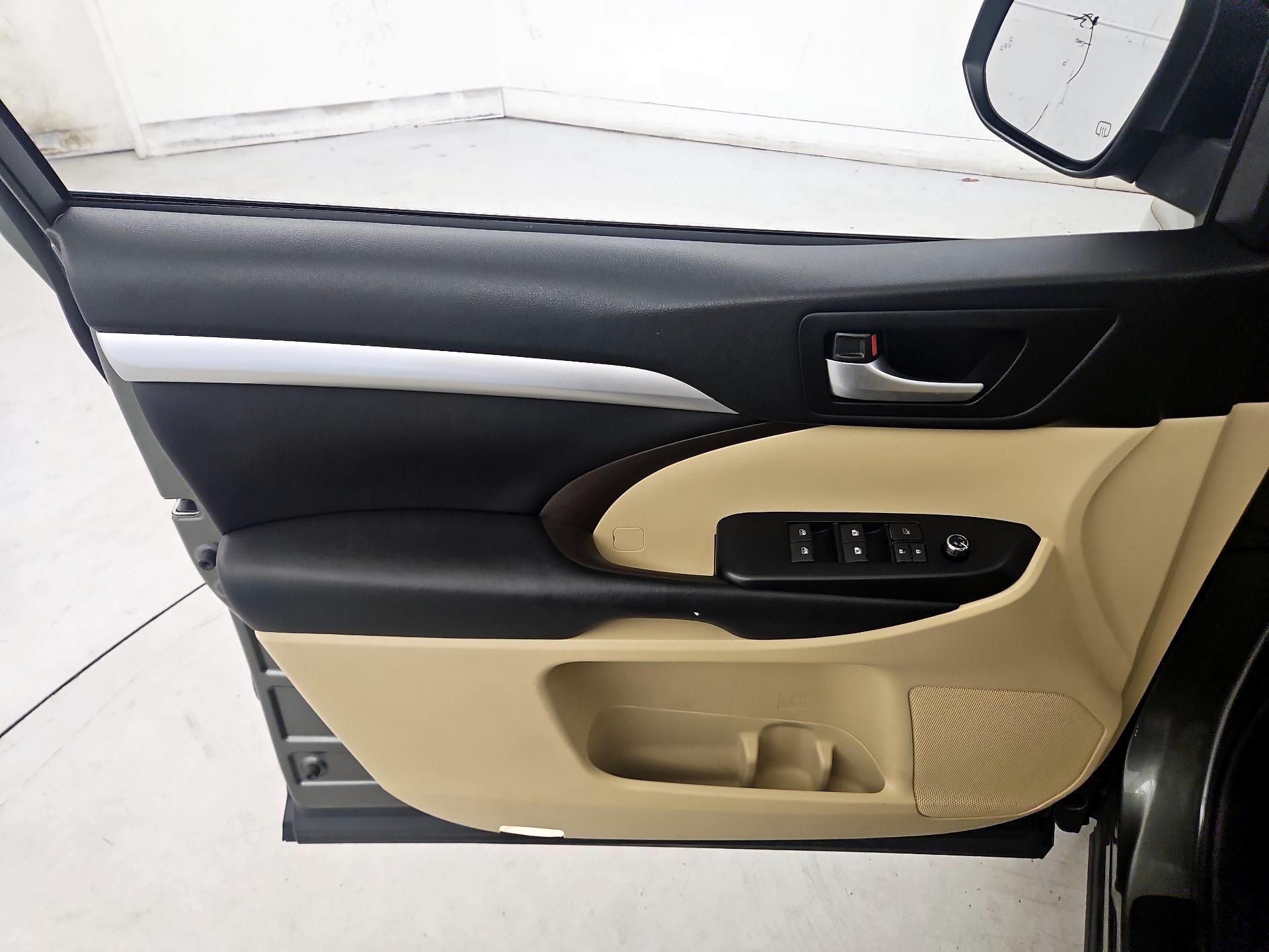 Thumbnail: 2017 Toyota Highlander - 12