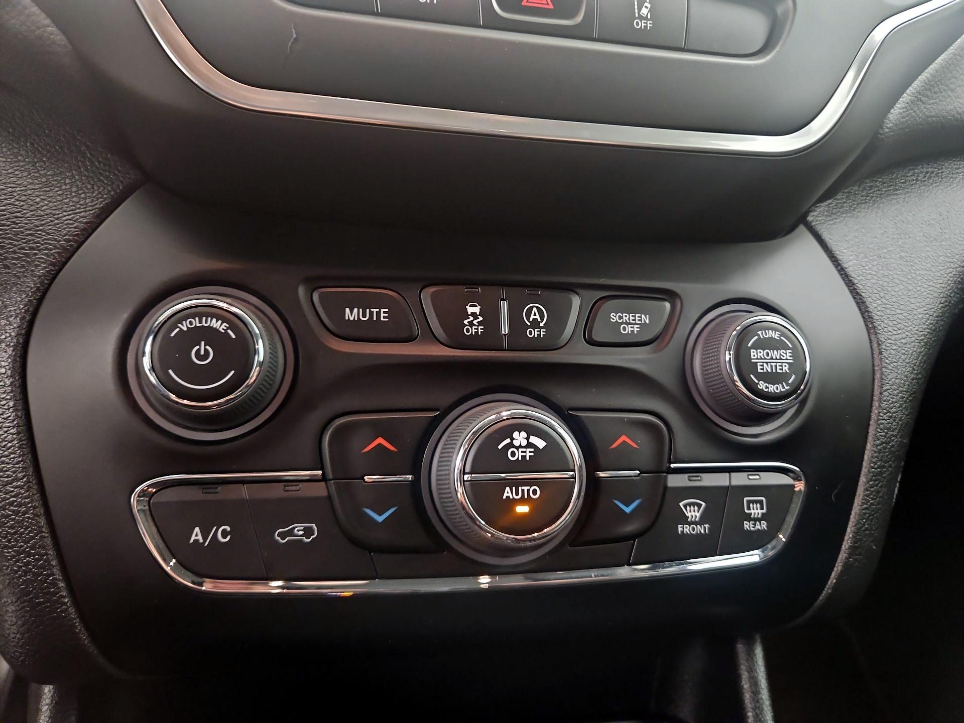 Thumbnail: 2023 Jeep Cherokee - 17