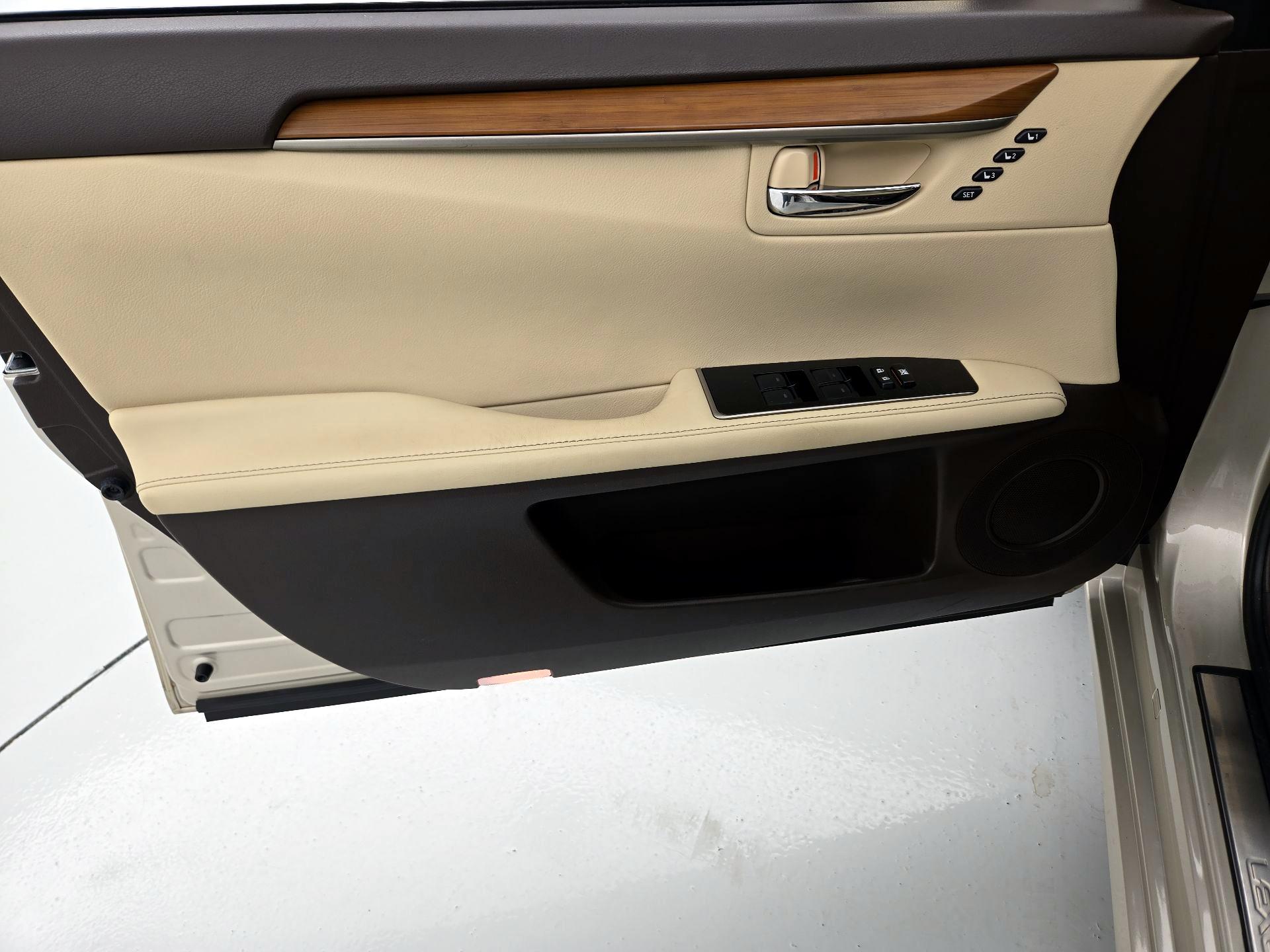 Thumbnail: 2016 Lexus ES - 12