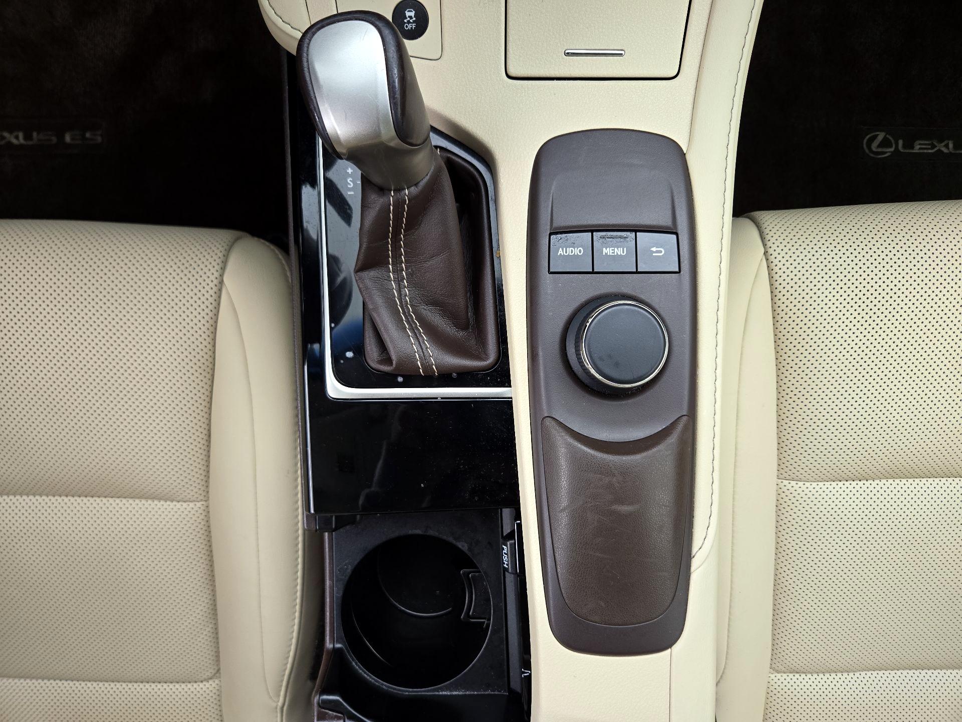 Thumbnail: 2016 Lexus ES - 17