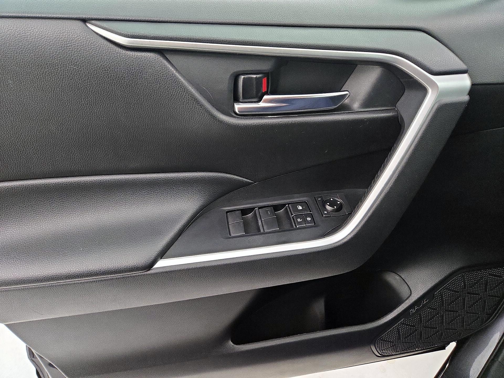 Thumbnail: 2020 Toyota RAV4 - 12