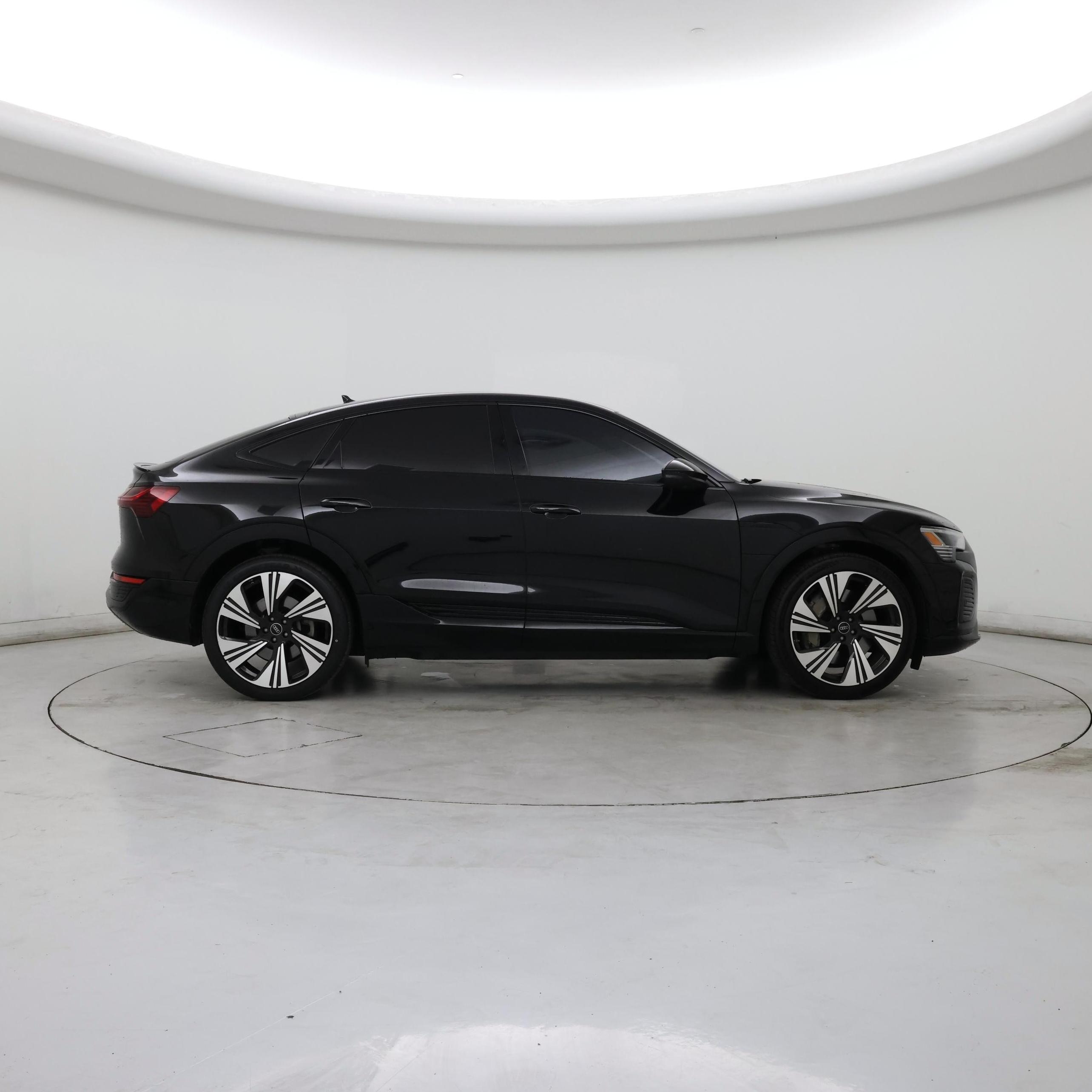 Thumbnail: 2024 Audi Q8 e-tron - 7