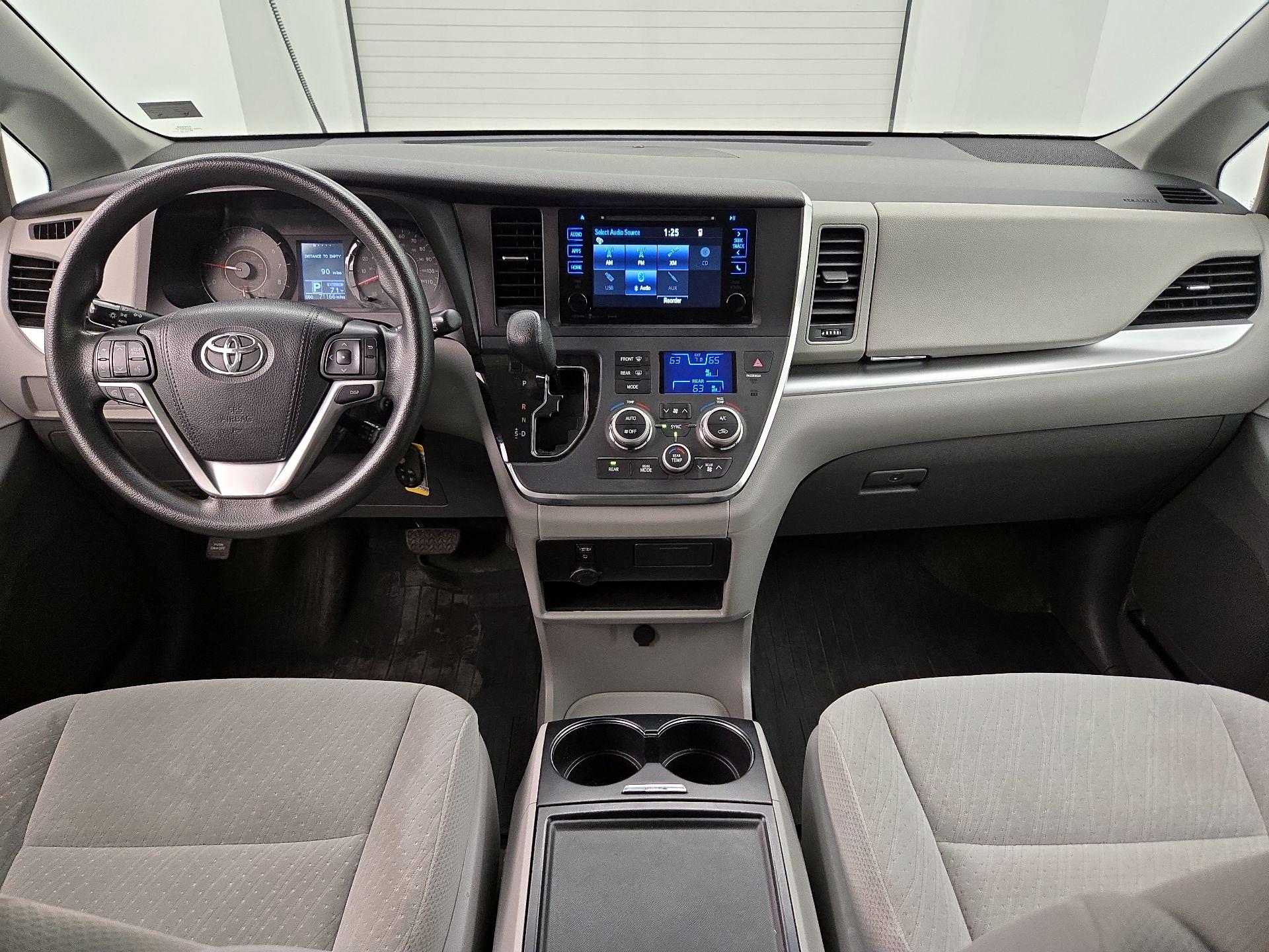 Thumbnail: 2017 Toyota Sienna - 9