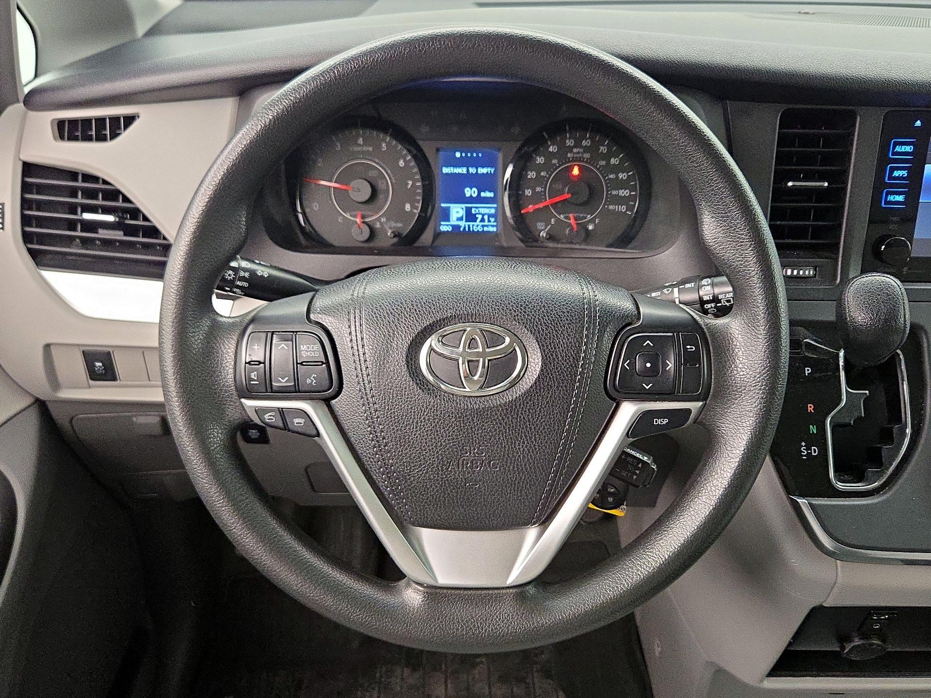 Thumbnail: 2017 Toyota Sienna - 10