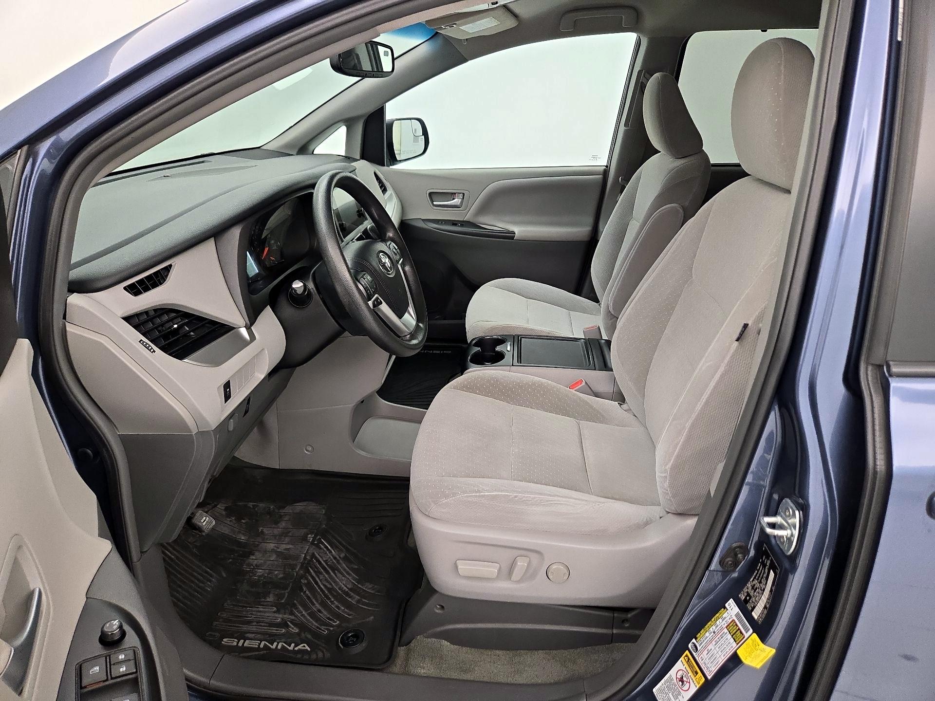 Thumbnail: 2017 Toyota Sienna - 11
