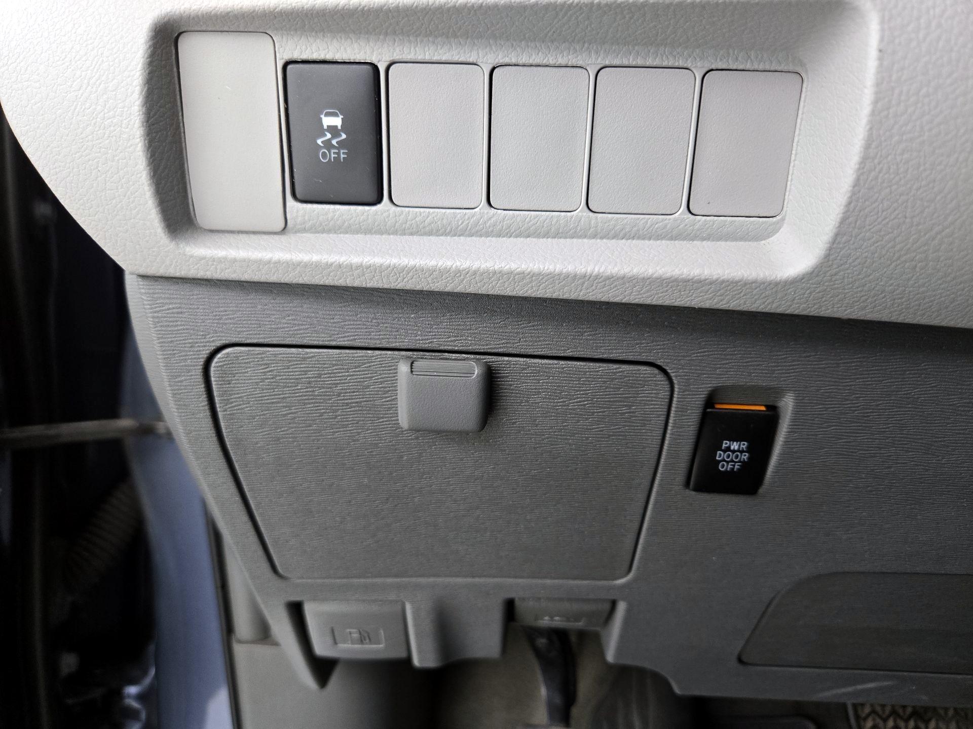 Thumbnail: 2017 Toyota Sienna - 13