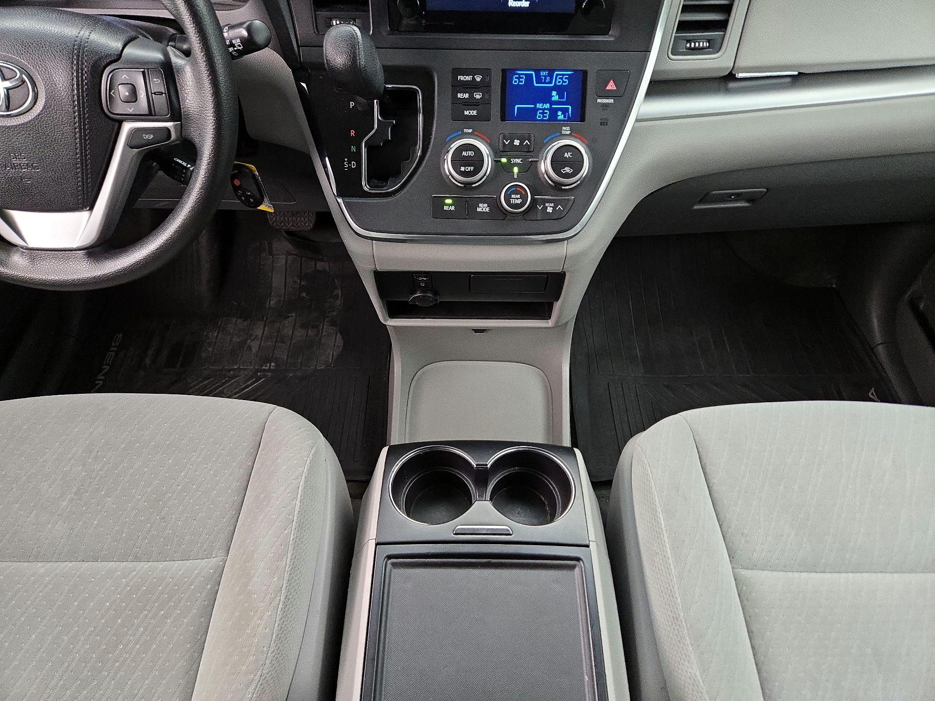 Thumbnail: 2017 Toyota Sienna - 17