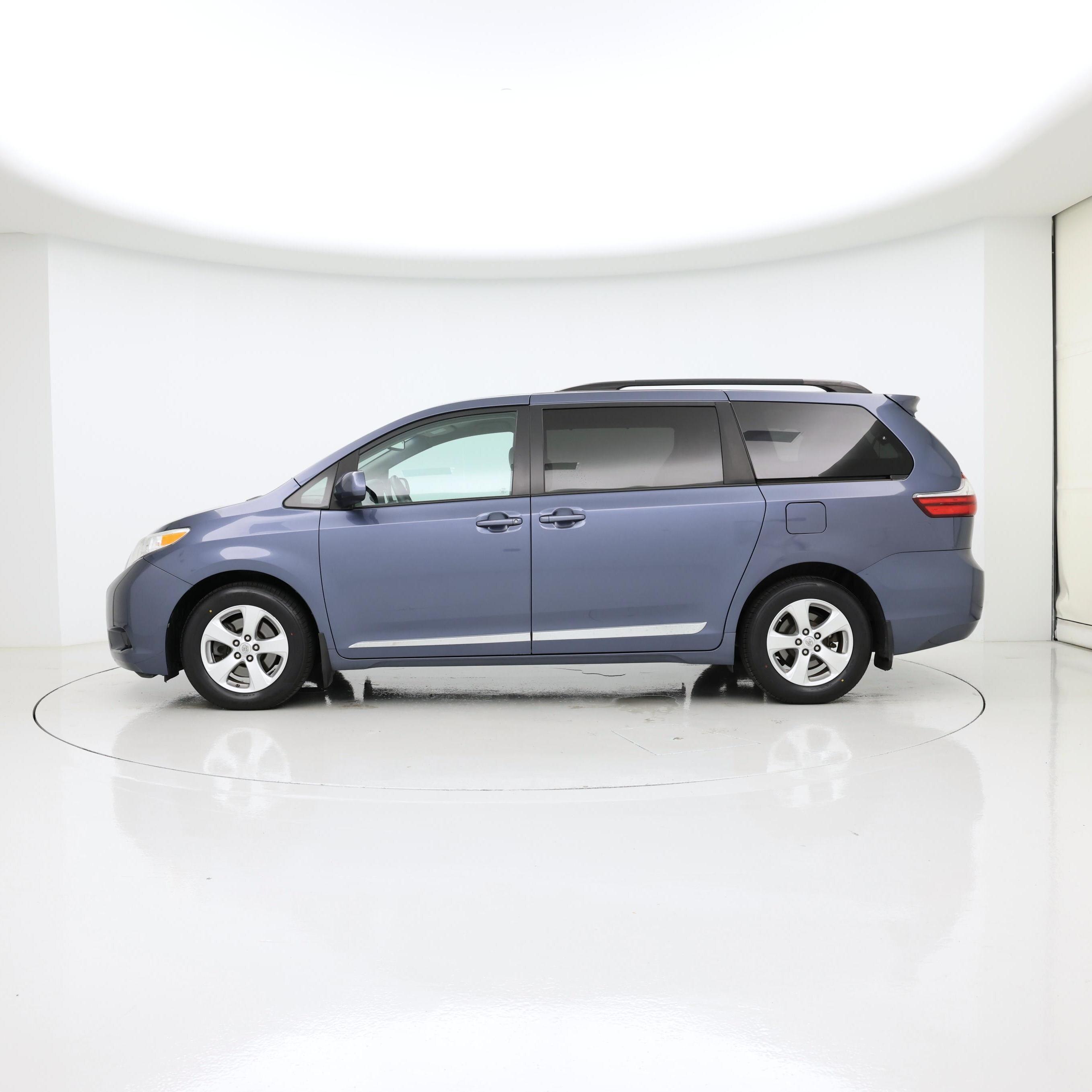 Thumbnail: 2017 Toyota Sienna - 3