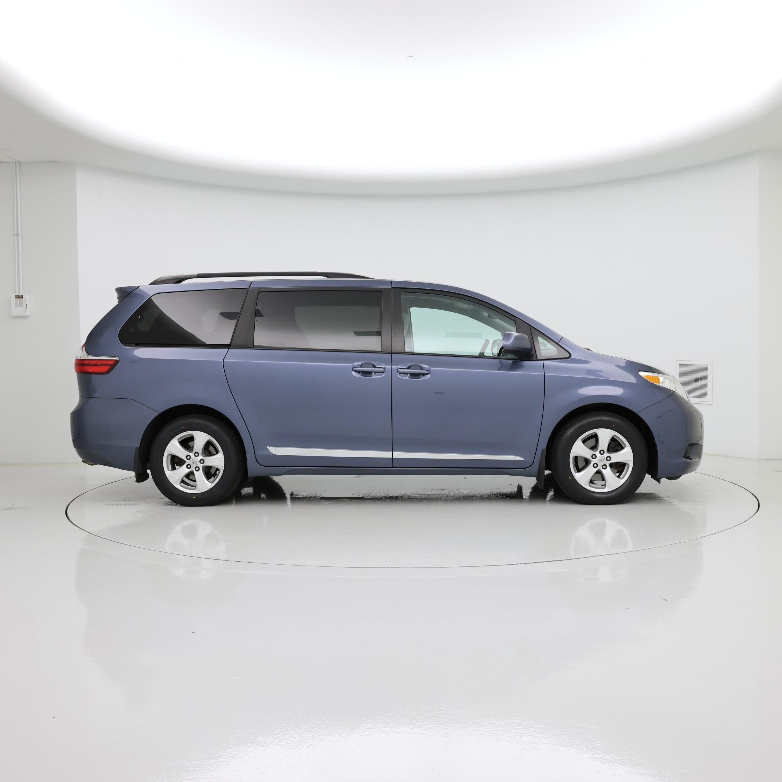 Thumbnail: 2017 Toyota Sienna - 7