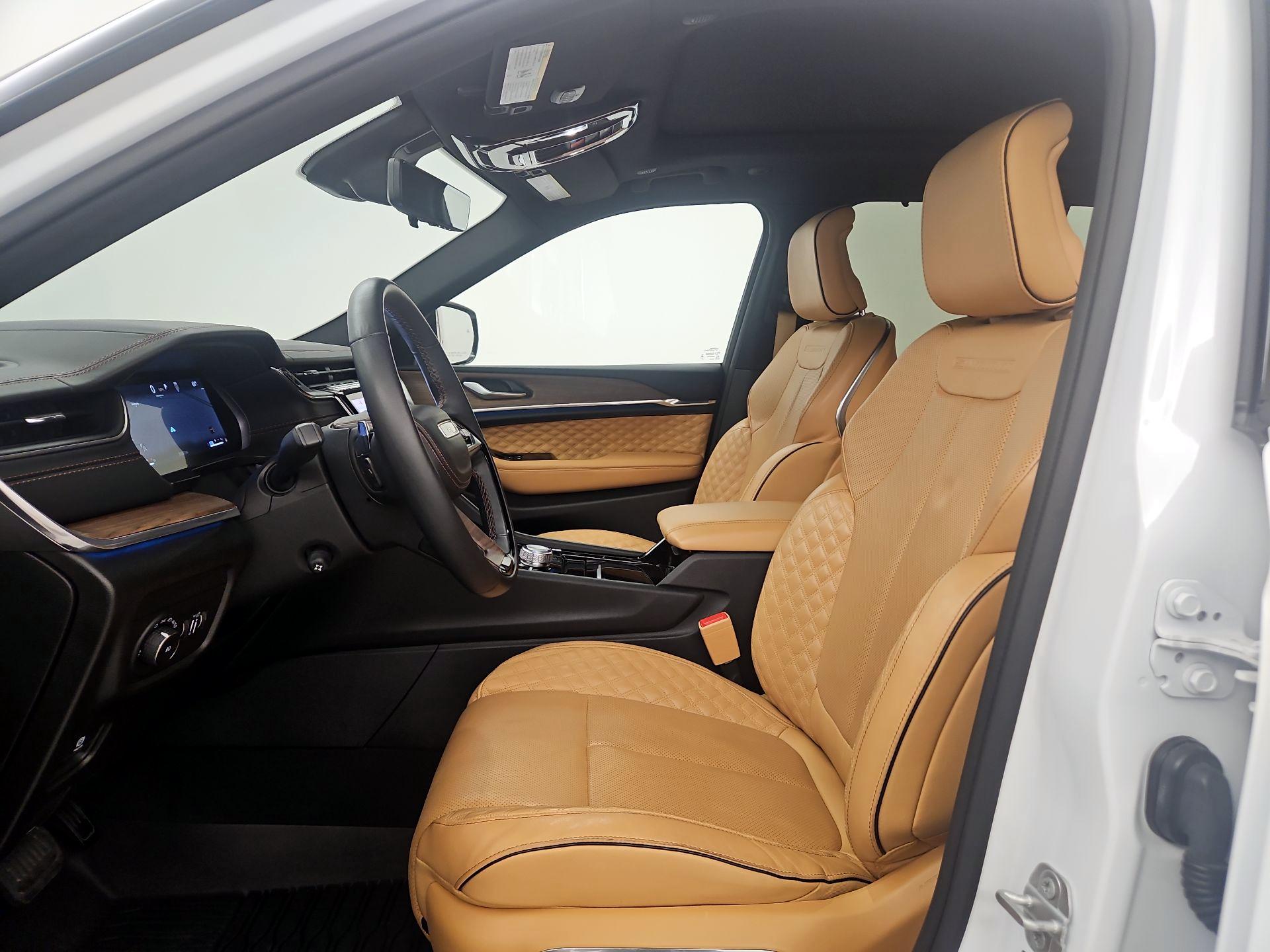 Thumbnail: 2022 Jeep Grand Cherokee - 11