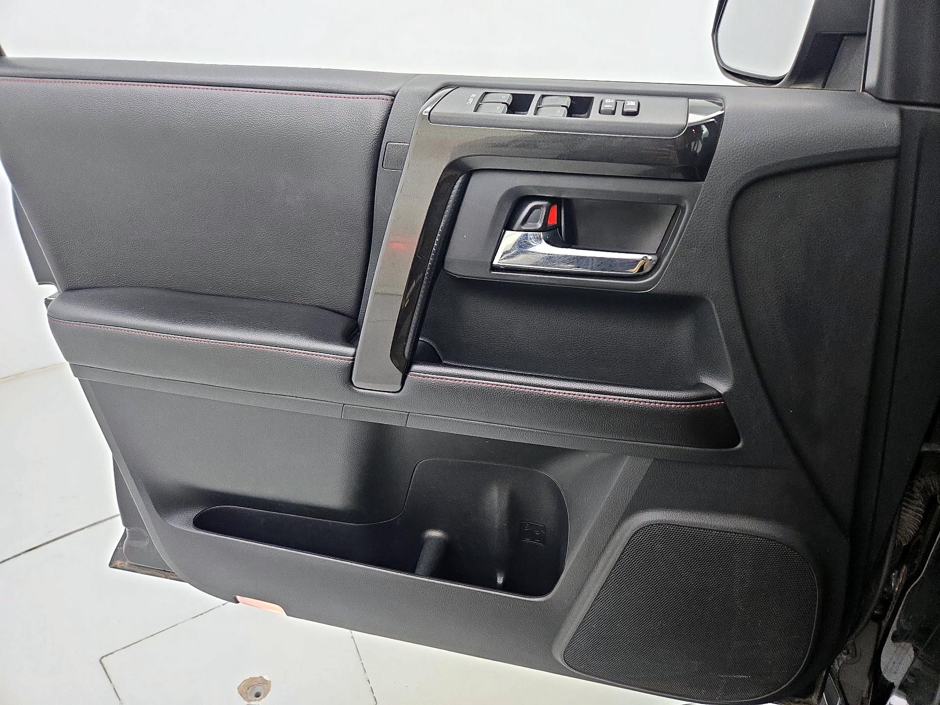 Thumbnail: 2015 Toyota 4Runner - 12