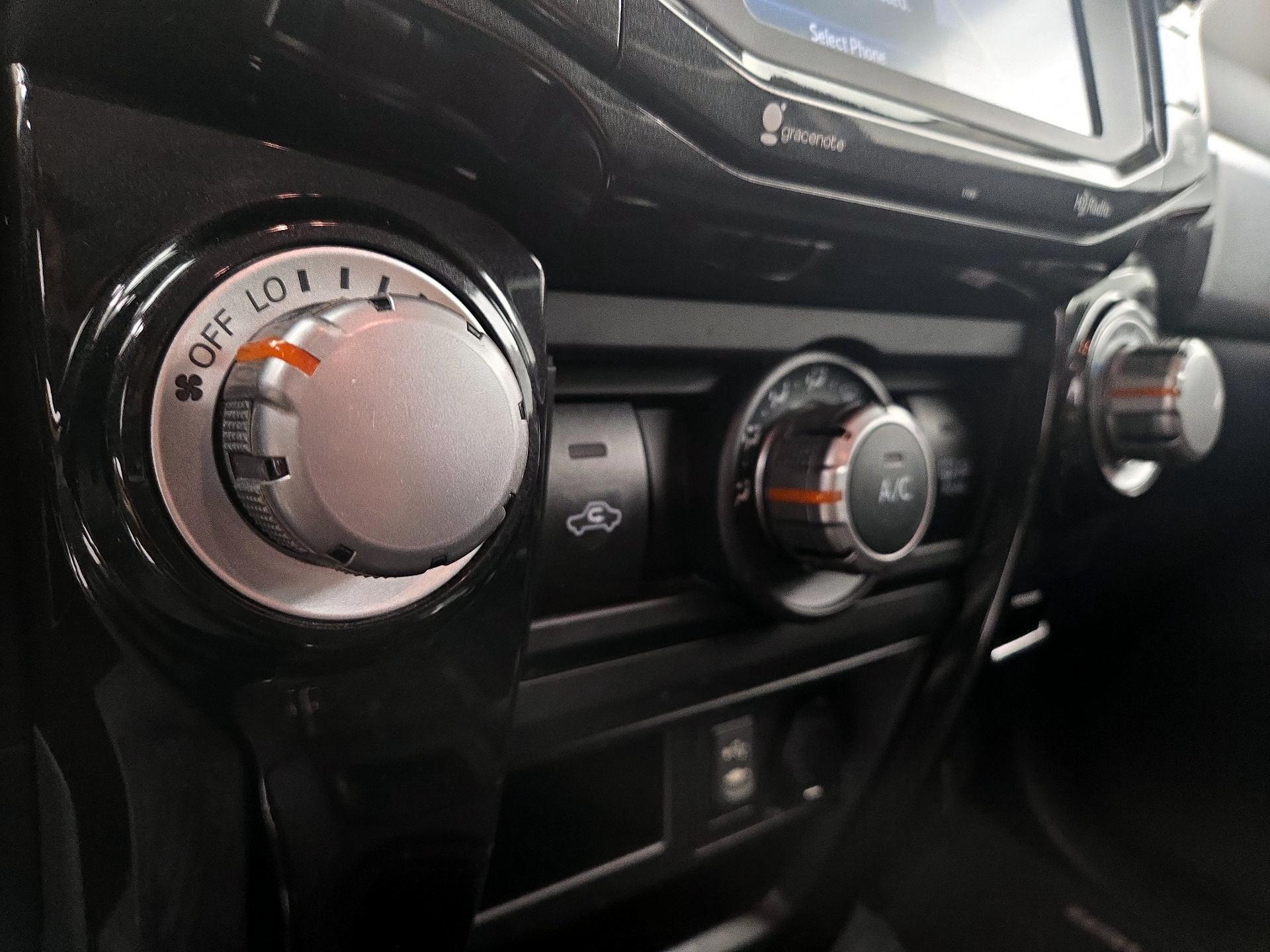 Thumbnail: 2015 Toyota 4Runner - 17