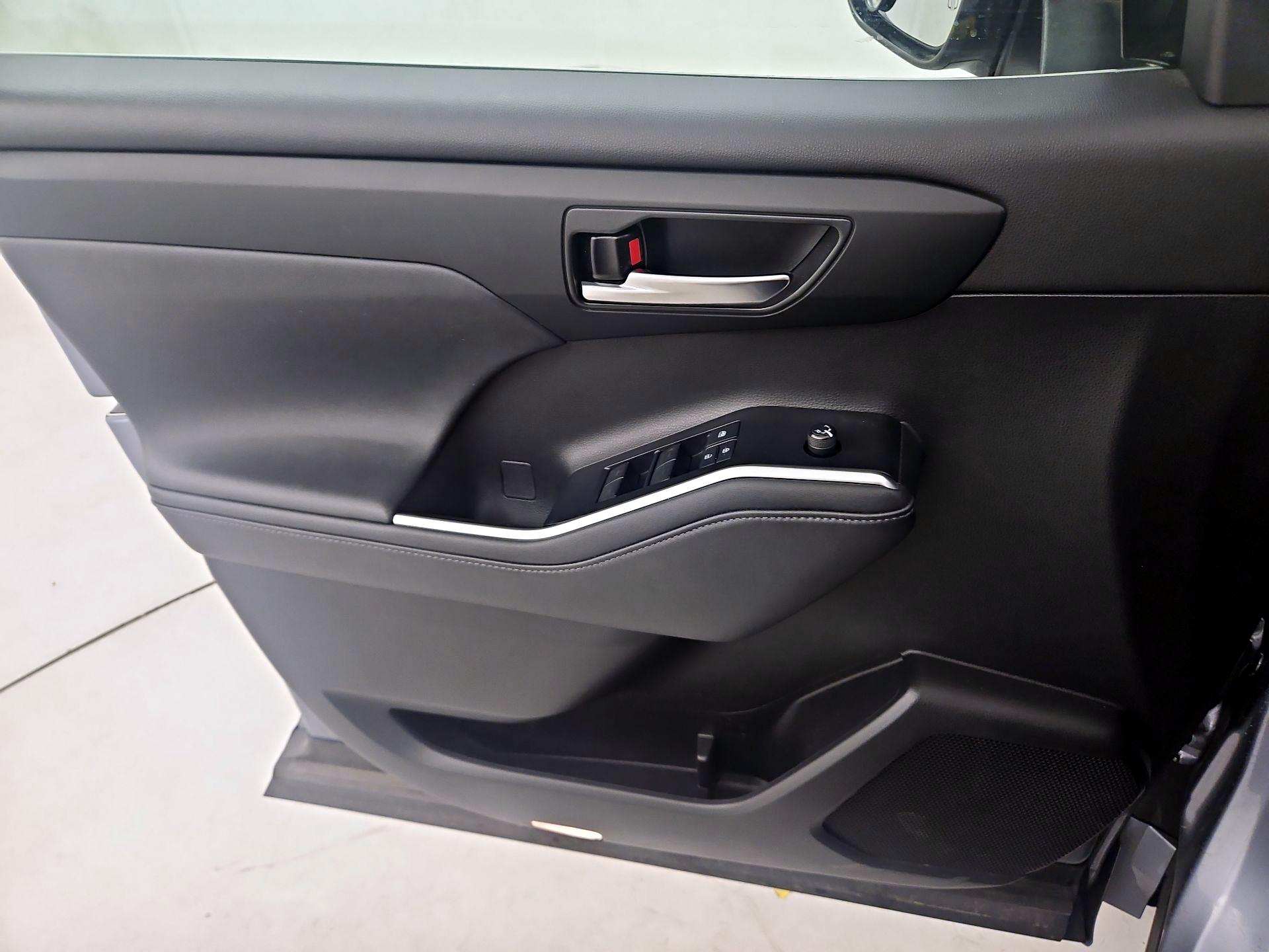 Thumbnail: 2021 Toyota Highlander - 12