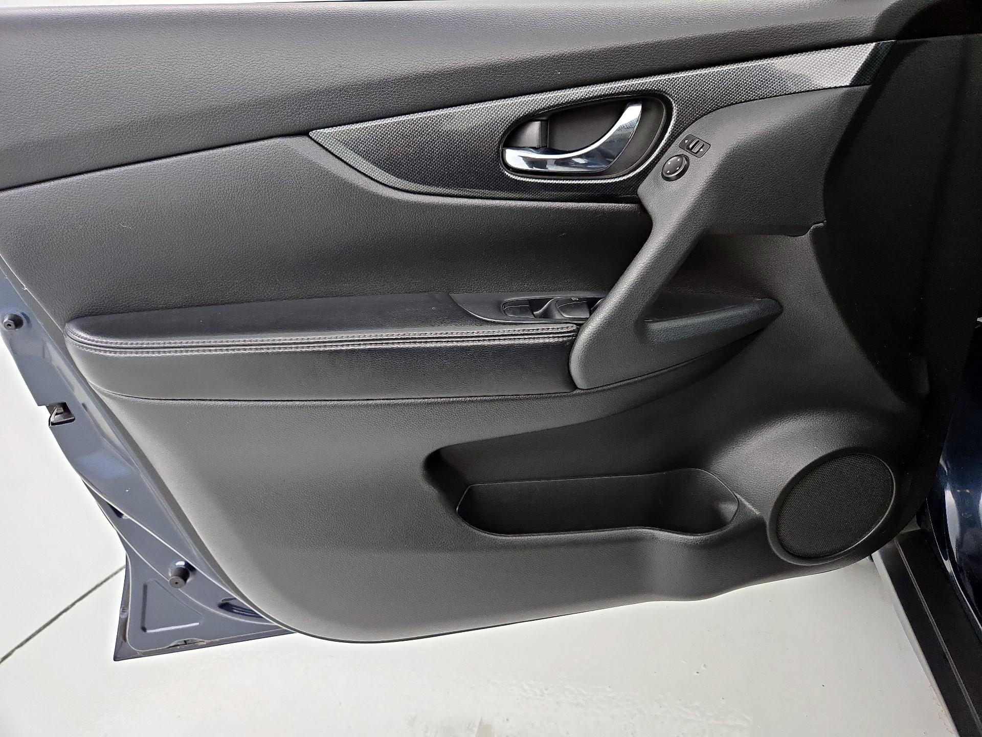 Thumbnail: 2015 Nissan Rogue - 12