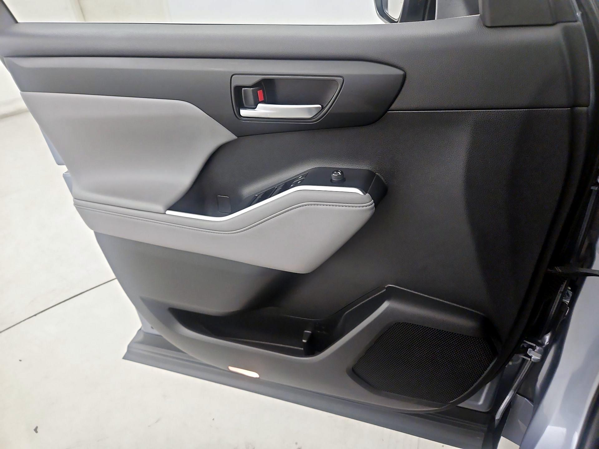 Thumbnail: 2023 Toyota Highlander - 12