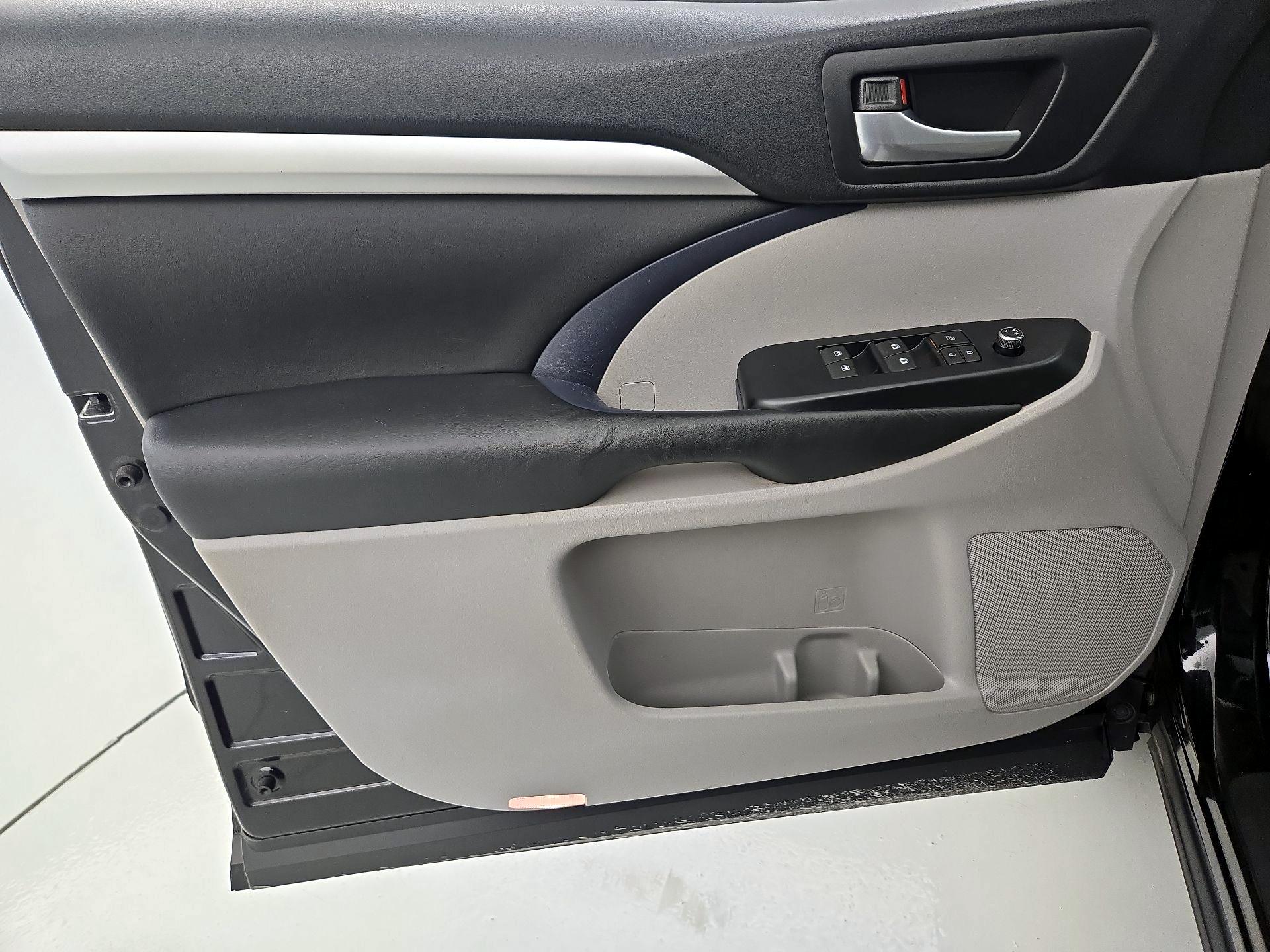 Thumbnail: 2015 Toyota Highlander - 12